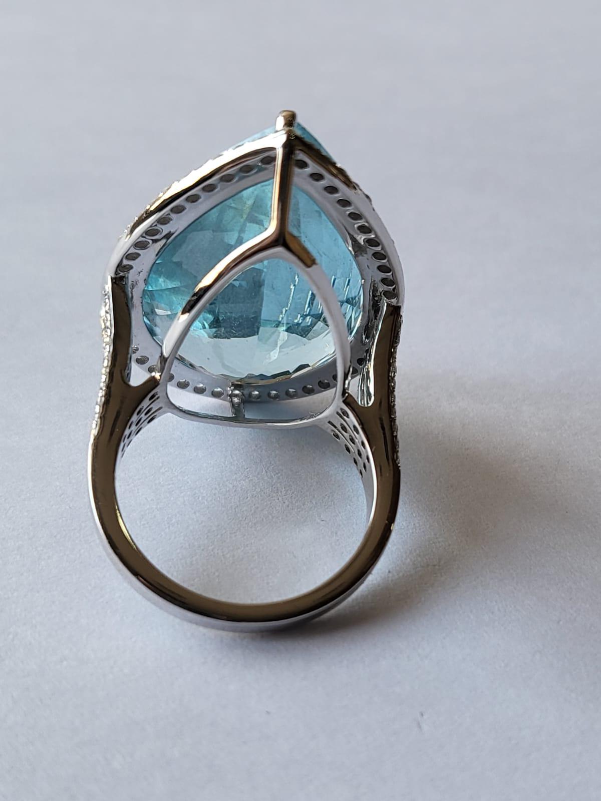 Modern Set in 18k Gold, 31.25 Carats, Aquamarine and Diamonds Engagement/Cocktail Ring For Sale