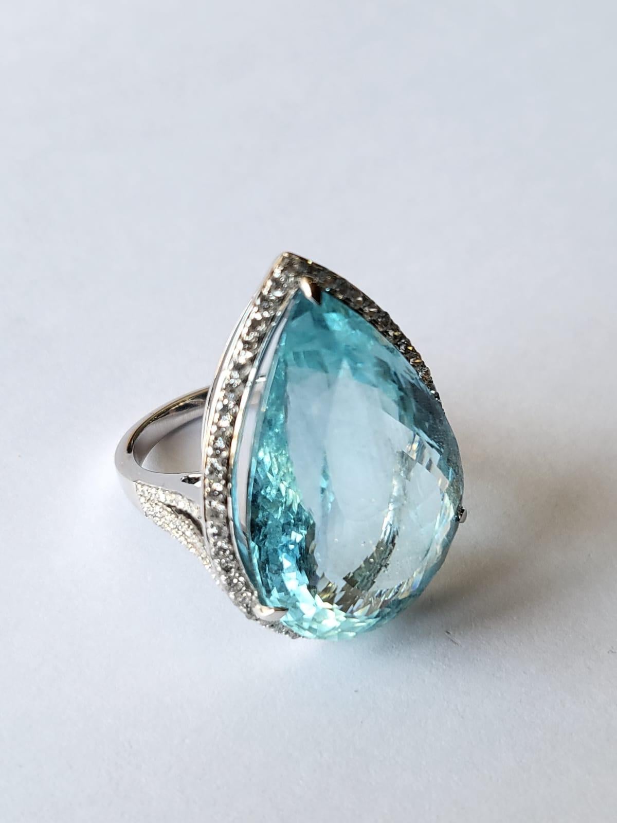 Pear Cut Set in 18k Gold, 31.25 Carats, Aquamarine and Diamonds Engagement/Cocktail Ring For Sale