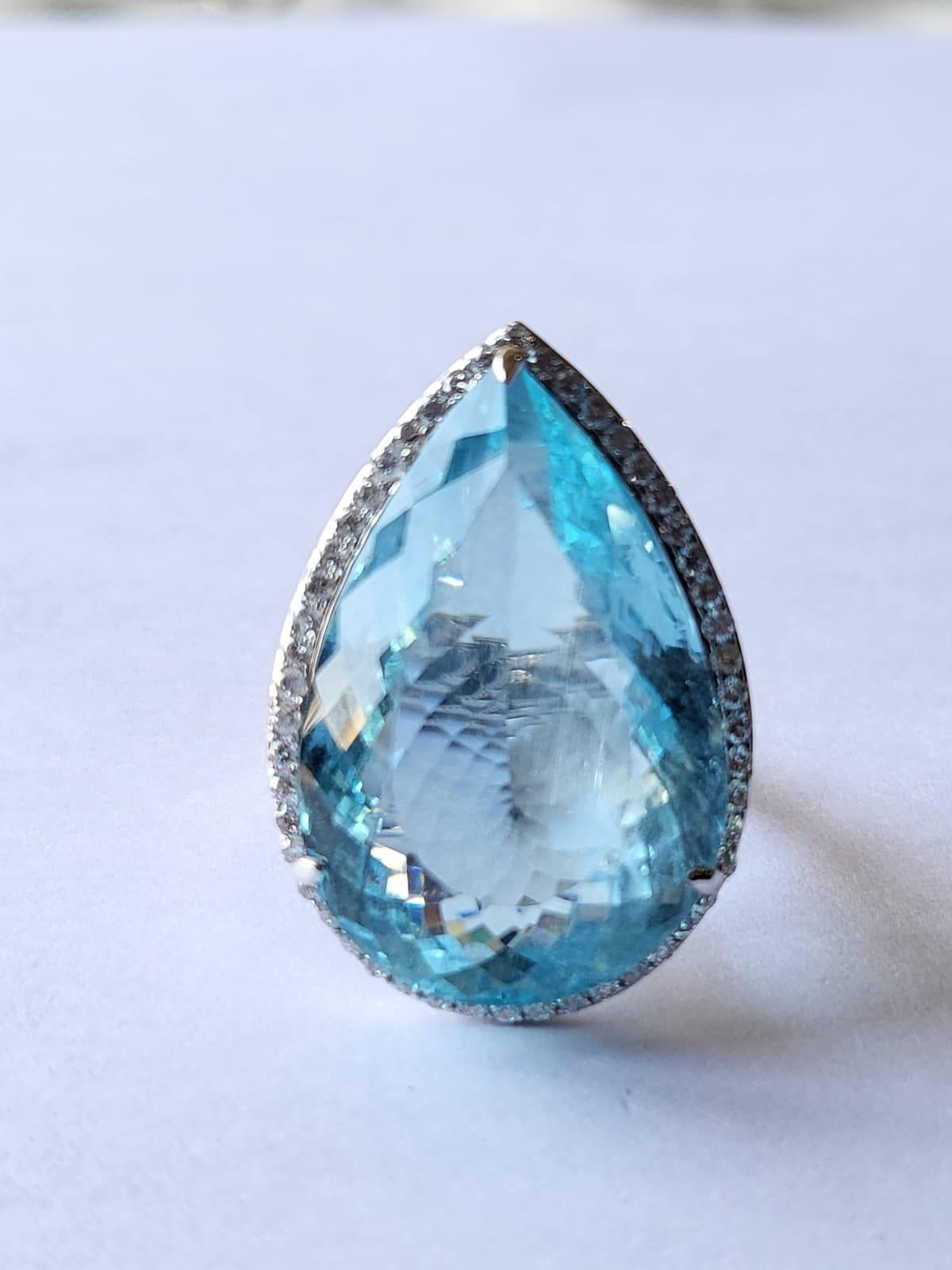 Set in 18k Gold, 31.25 Carats, Aquamarine and Diamonds Engagement/Cocktail Ring In New Condition For Sale In Hong Kong, HK