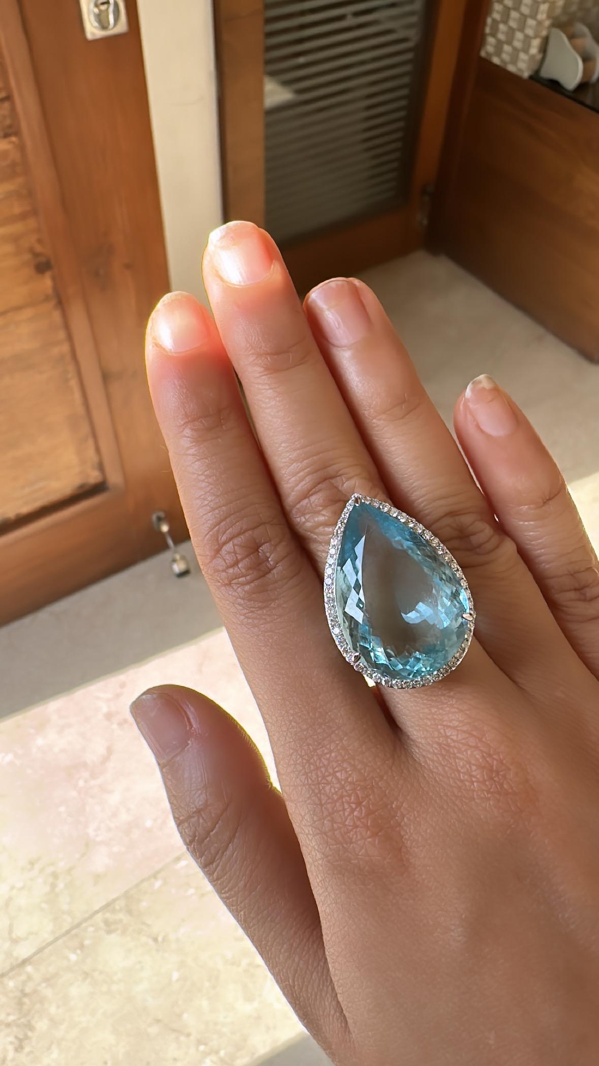 Women's or Men's Set in 18k Gold, 31.25 Carats, Aquamarine and Diamonds Engagement/Cocktail Ring For Sale