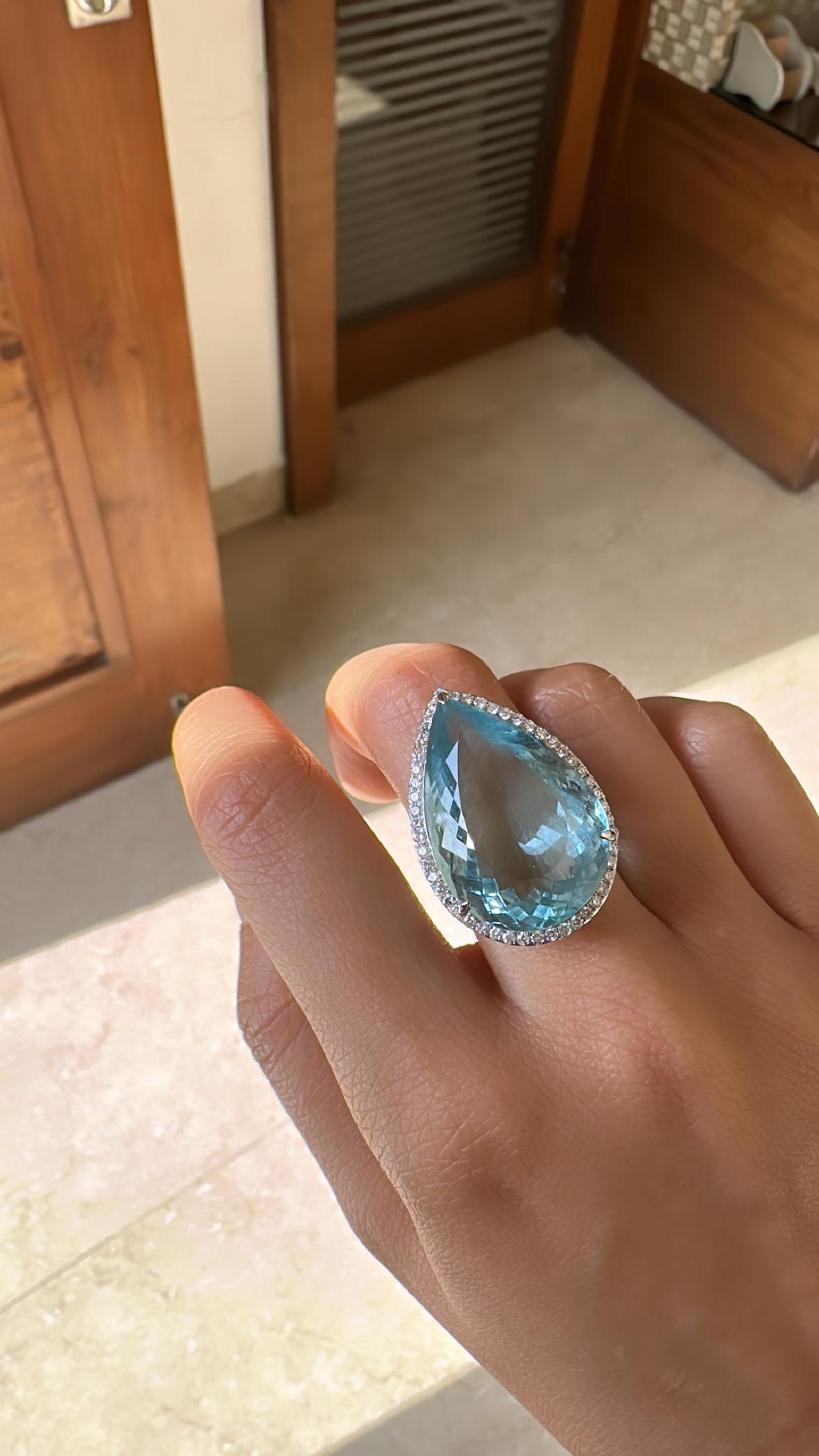 Set in 18k Gold, 31.25 Carats, Aquamarine and Diamonds Engagement/Cocktail Ring For Sale 1