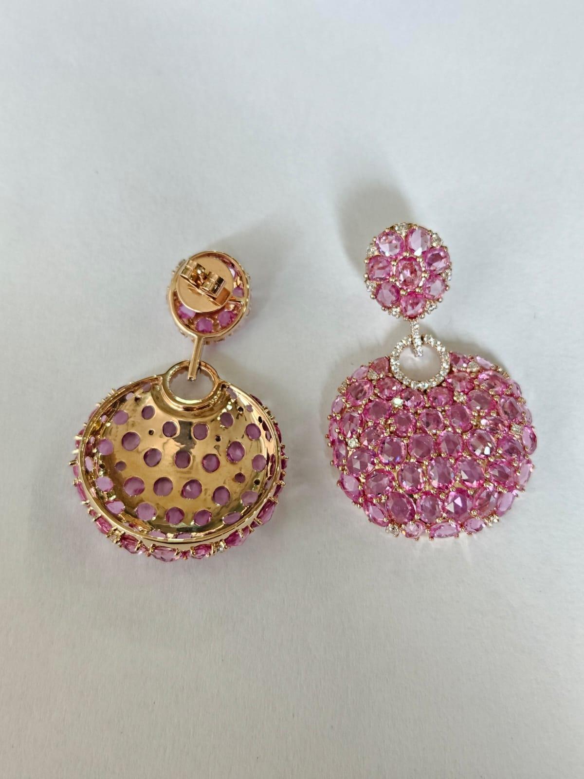 Pendientes Colgantes de Zafiros Rosas de Ceilán y Diamantes, engastados en oro de 18 quilates, 31,69 quilates Moderno en venta
