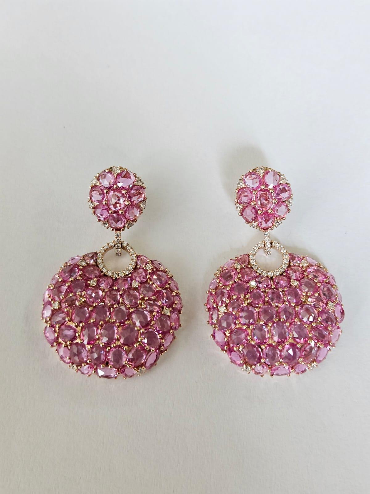 Pendientes Colgantes de Zafiros Rosas de Ceilán y Diamantes, engastados en oro de 18 quilates, 31,69 quilates en Nuevo estado para la venta en Hong Kong, HK