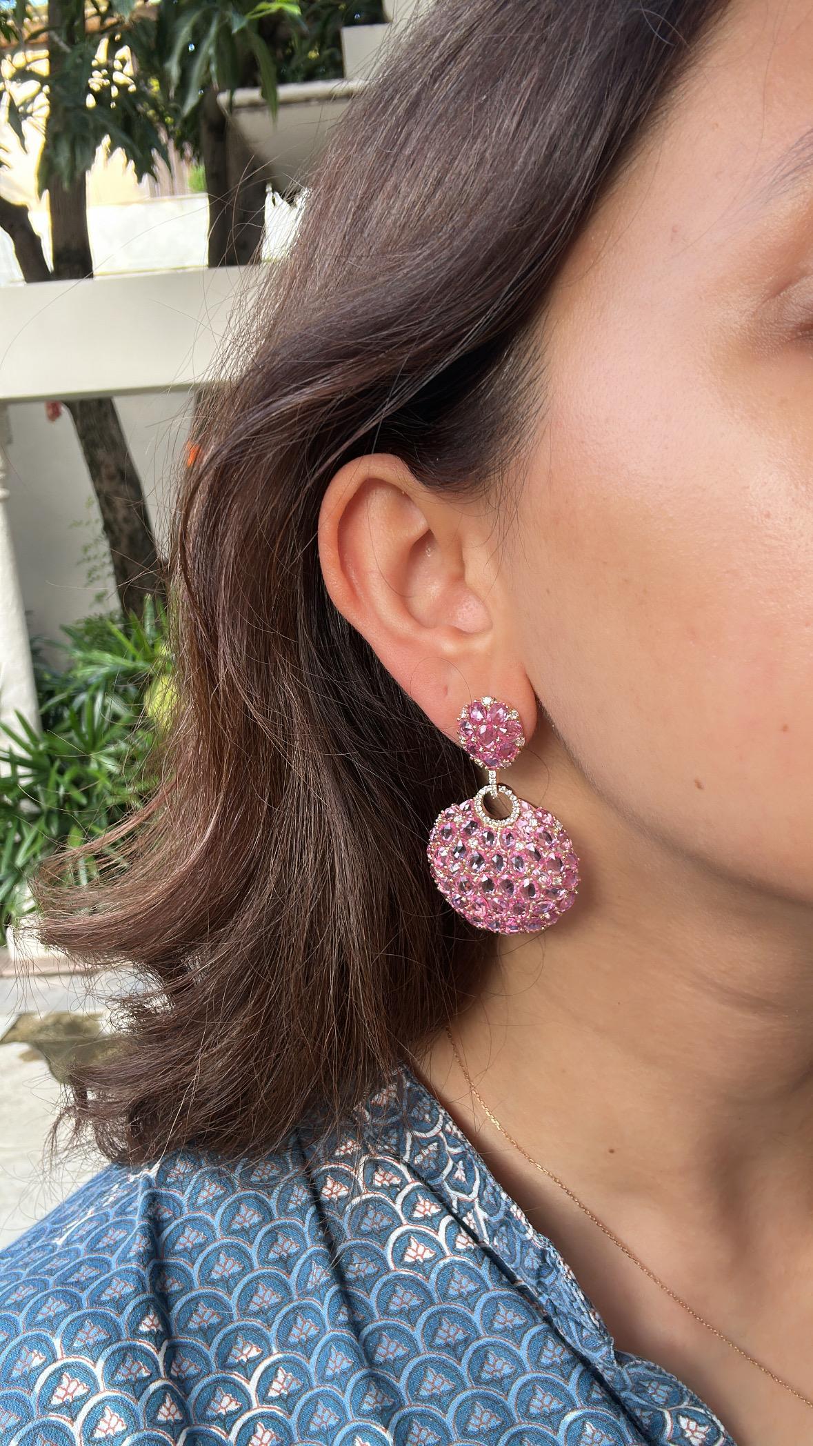 Pendientes Colgantes de Zafiros Rosas de Ceilán y Diamantes, engastados en oro de 18 quilates, 31,69 quilates en venta 2