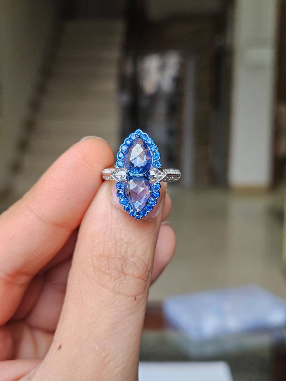 Un bellissimo anello di fidanzamento con zaffiri blu, in stile moderno, con oro 18 carati e diamanti naturali. Il peso degli zaffiri blu combinati è di 3,19 carati. Gli zaffiri blu sono di origine ceylon (Sri Lanka). Il peso dei diamanti è di 0,39