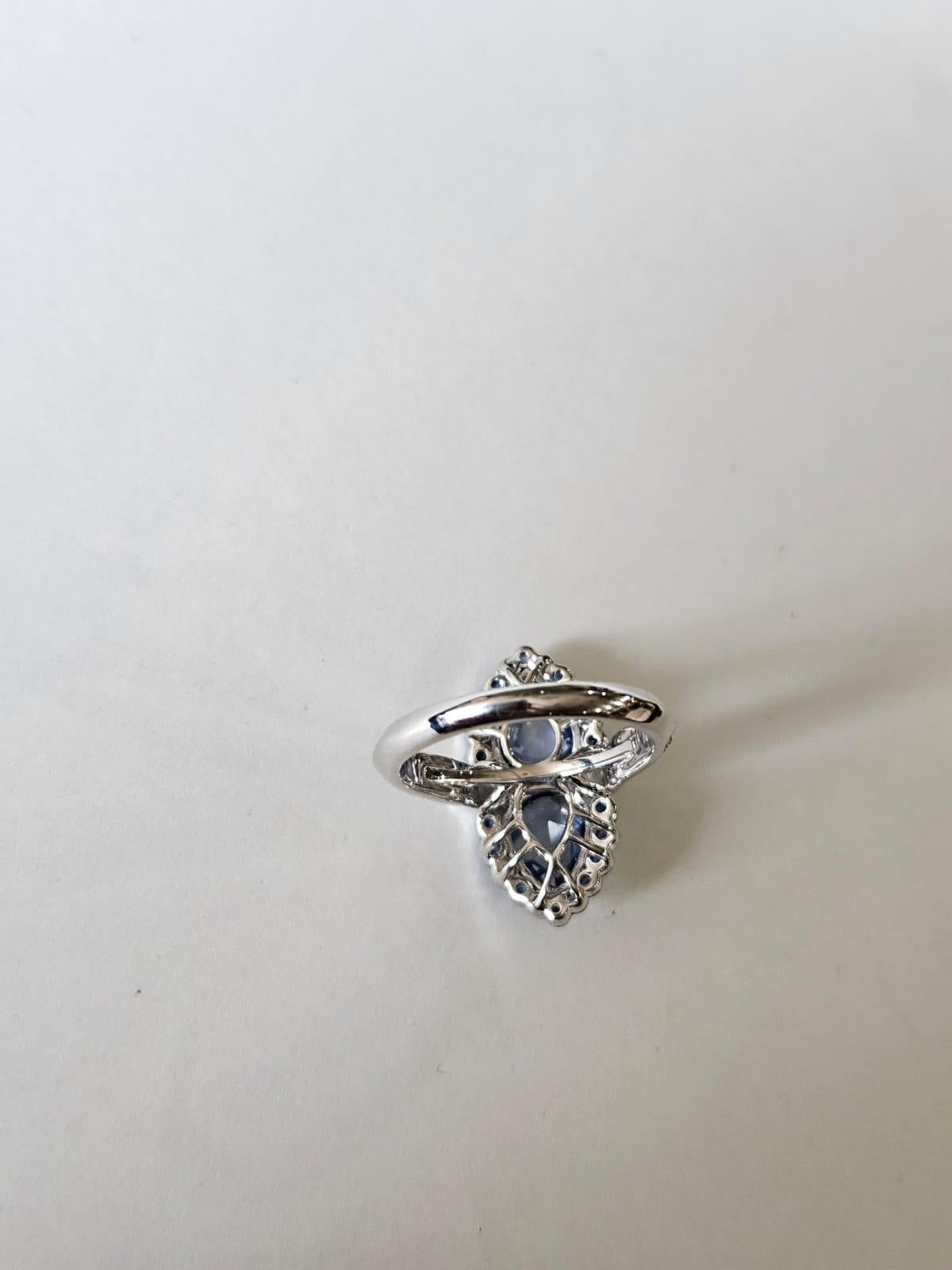 Moderno Anello di fidanzamento con zaffiri blu di Ceylon e diamanti in oro 18 carati, 3,19 carati in vendita