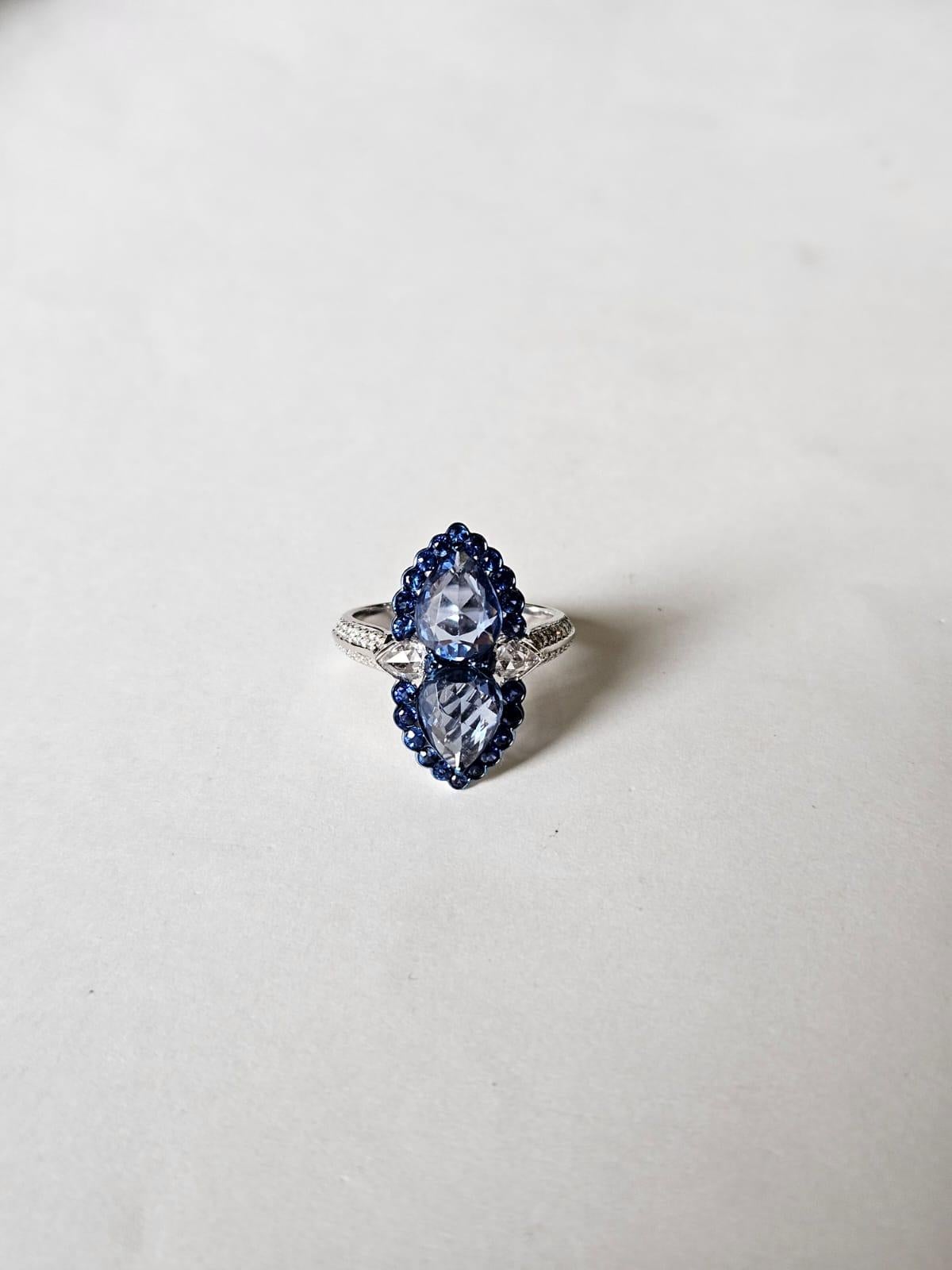 Anello di fidanzamento con zaffiri blu di Ceylon e diamanti in oro 18 carati, 3,19 carati In condizioni Nuovo in vendita a Hong Kong, HK