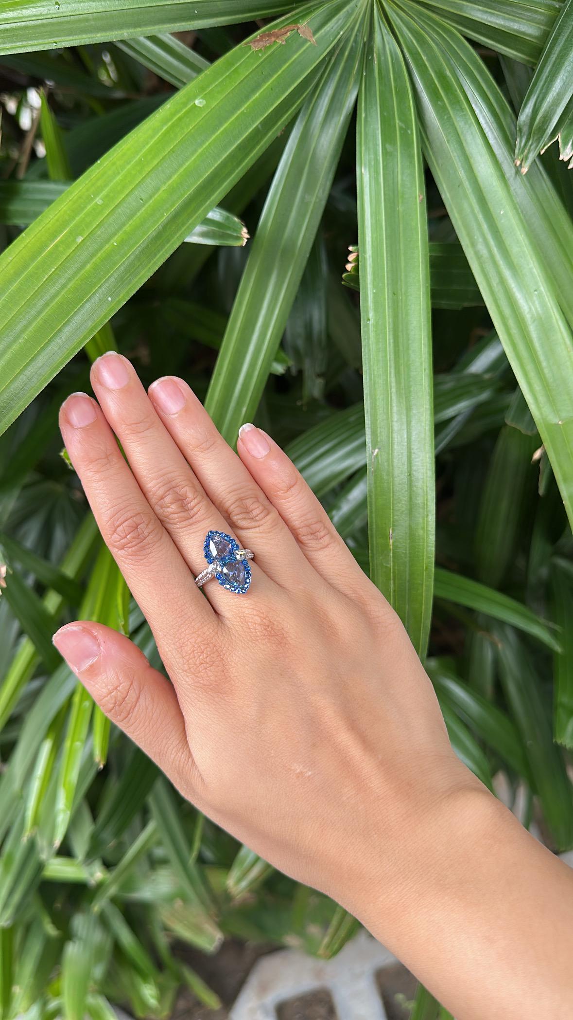 Anello di fidanzamento con zaffiri blu di Ceylon e diamanti in oro 18 carati, 3,19 carati in vendita 1