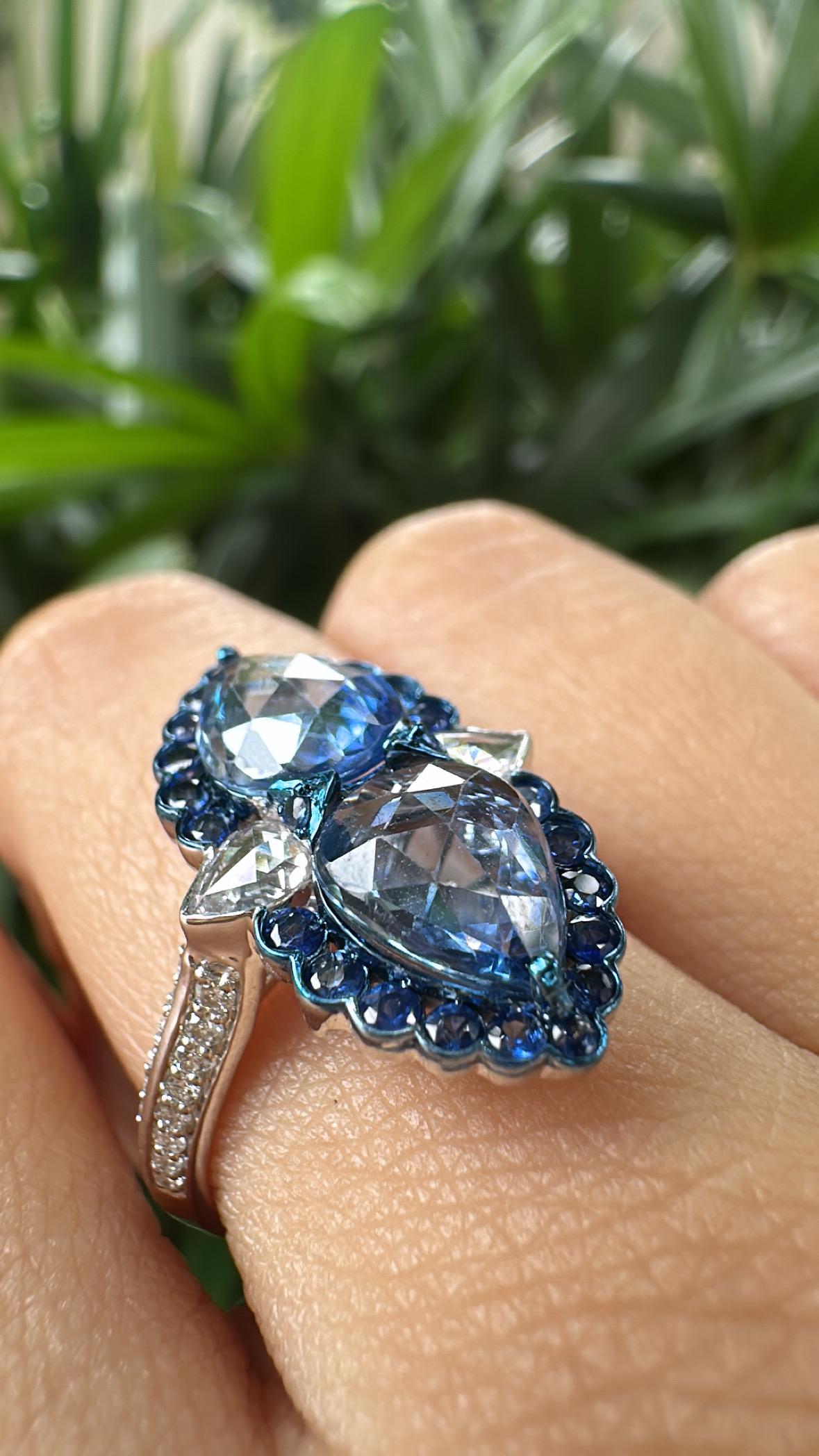 Anello di fidanzamento con zaffiri blu di Ceylon e diamanti in oro 18 carati, 3,19 carati in vendita 2