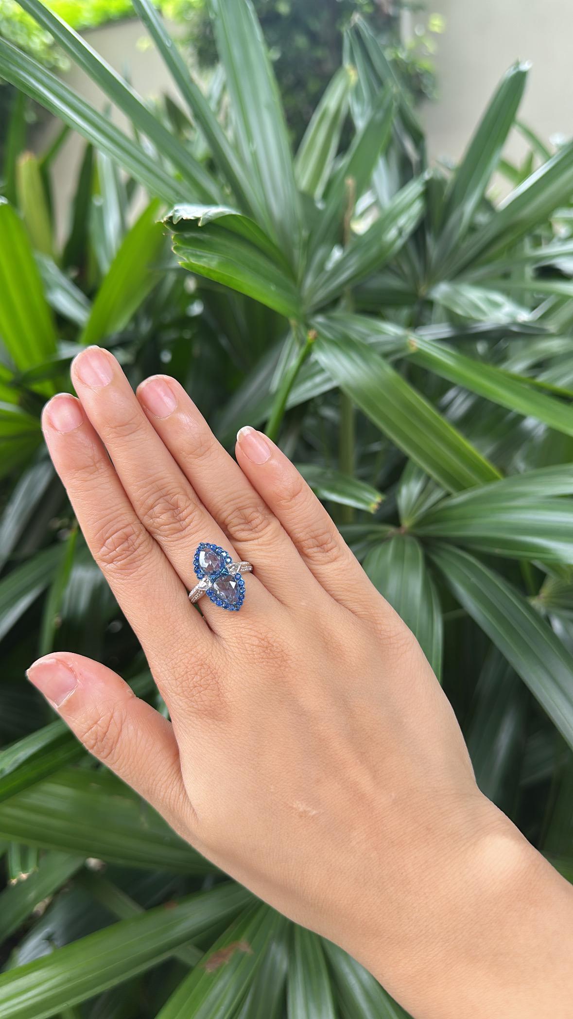 Anello di fidanzamento con zaffiri blu di Ceylon e diamanti in oro 18 carati, 3,19 carati in vendita 3