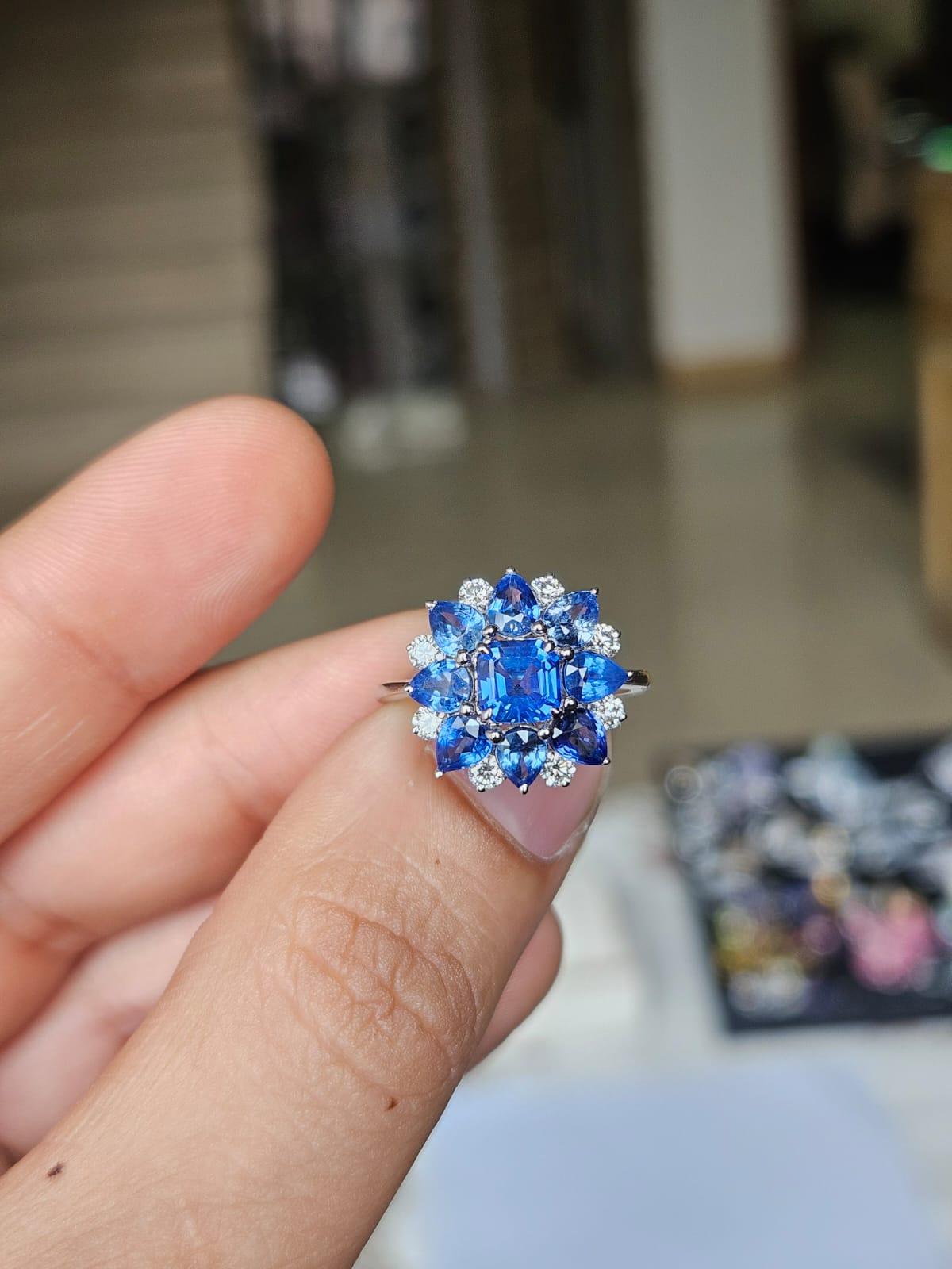 Ein sehr schöner, moderner Verlobungsring aus blauem Saphir in 18 Karat Weißgold mit natürlichen Diamanten. Das Gesamtgewicht der blauen Saphire beträgt 3.20 Karat. Die blauen Saphire stammen aus Ceylon (Sri Lanka). Das Gewicht der Diamanten beträgt