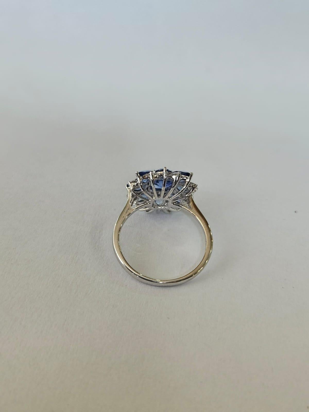 Verlobungsring aus 18 Karat Gold, 3,20 Karat, blaue Ceylon-Saphire und Diamanten (Moderne) im Angebot