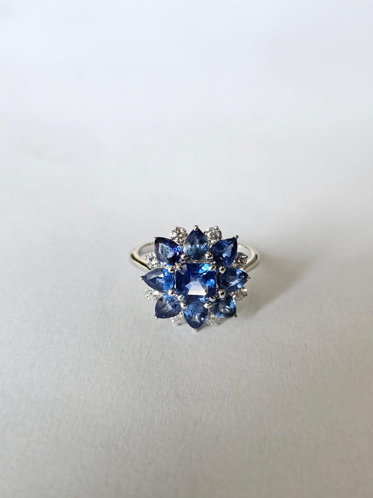 Verlobungsring aus 18 Karat Gold, 3,20 Karat, blaue Ceylon-Saphire und Diamanten im Zustand „Neu“ im Angebot in Hong Kong, HK