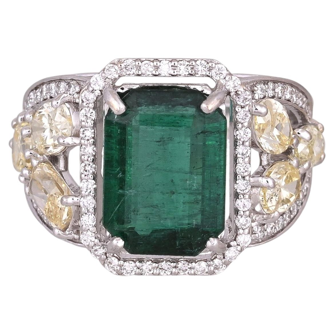 Set in 18K Gold, 3.20 carats, natural Zambian Emerald & Diamonds Engagement Ring