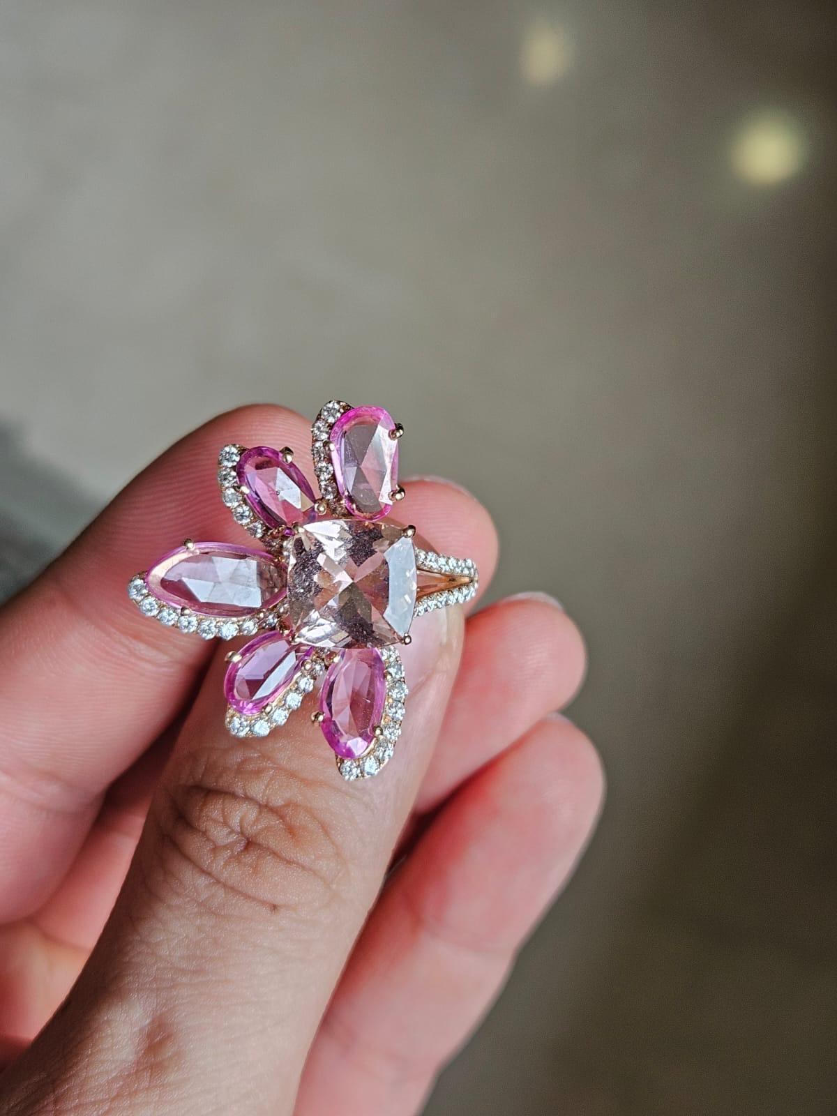 Un bellissimo anello da cocktail con morganite e zaffiri rosa in oro rosa 18 carati e diamanti naturali. Il peso della morganite è di 3.25 carati. Il peso degli zaffiri rosa è di 3.72 carati. Gli zaffiri rosa sono di origine Ceylon (Sri Lanka). Il