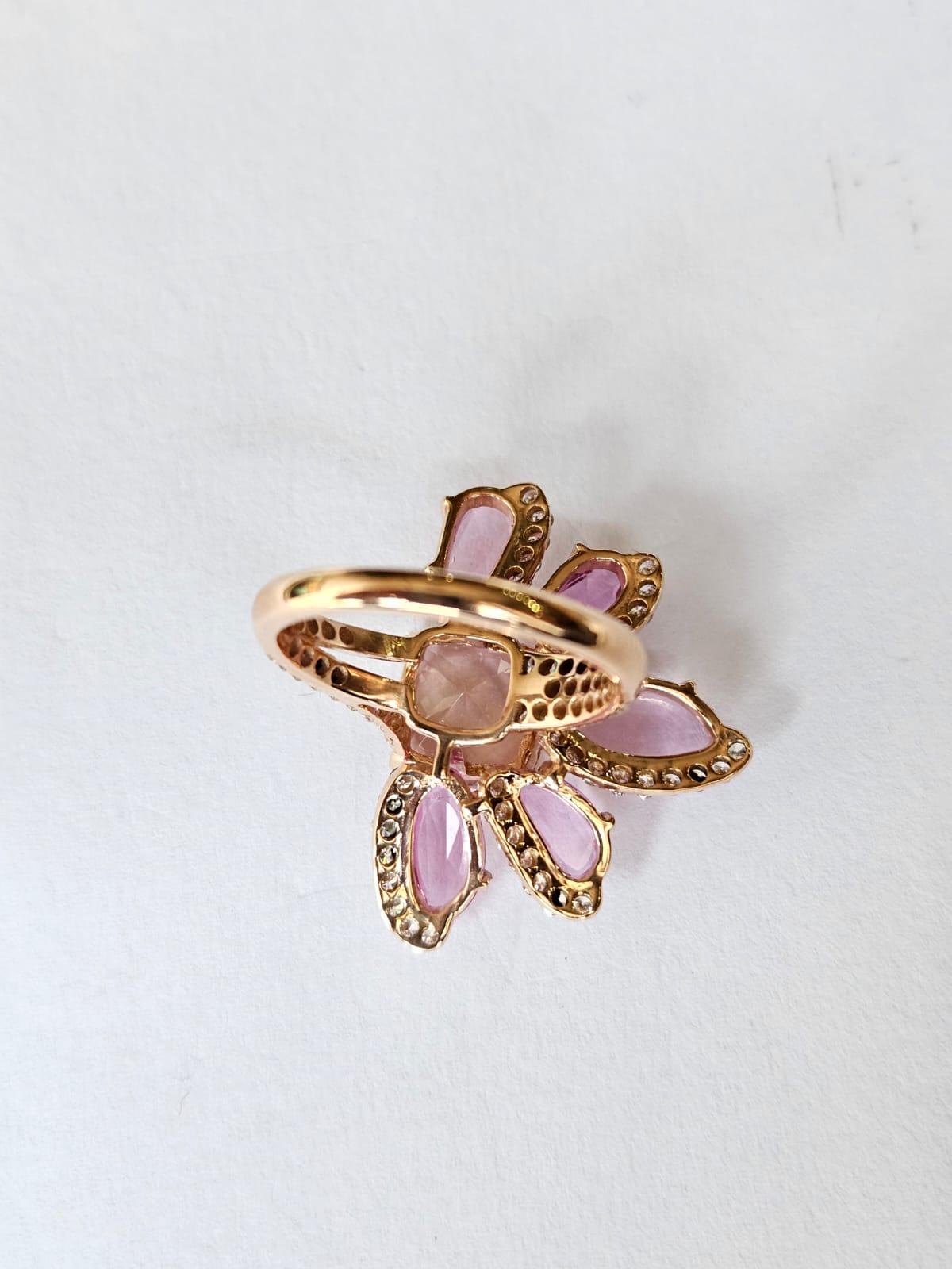 Moderno Anello da cocktail con Morganite, zaffiri rosa e diamanti, 3,25 carati, incastonati in oro 18 carati in vendita