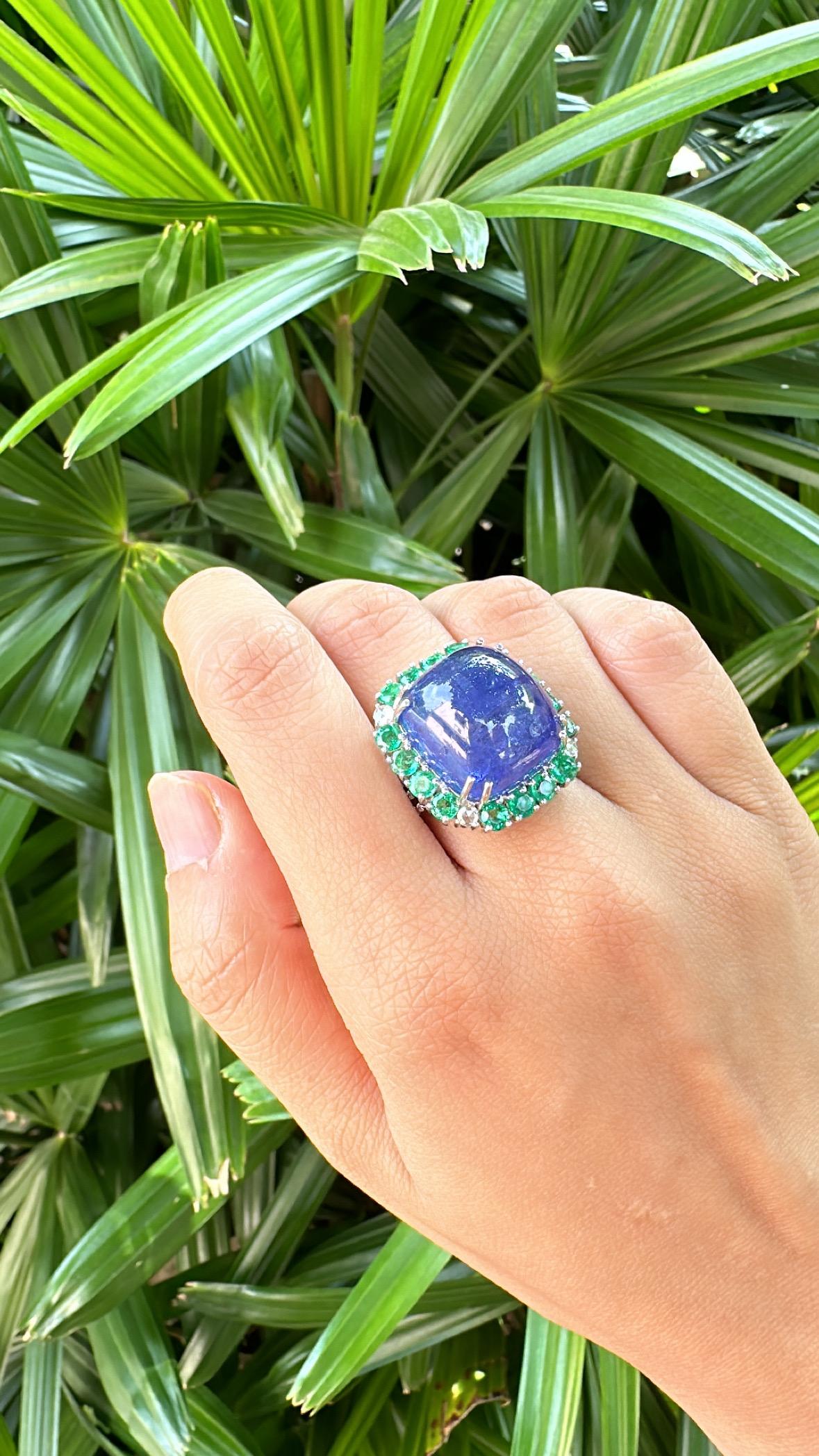 Anello da cocktail con smeraldo e diamante, in oro 18 carati, Tanzanite cabochon da 32,53 carati in vendita 4