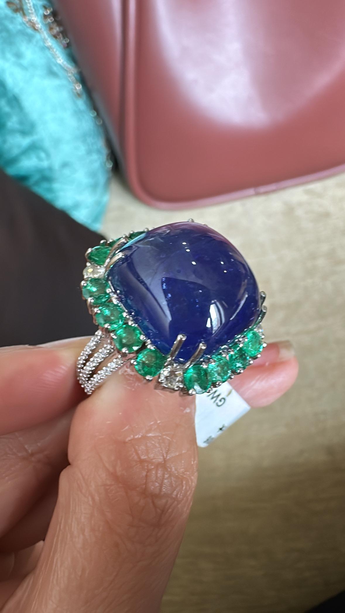 Cabochon Anello da cocktail con smeraldo e diamante, in oro 18 carati, Tanzanite cabochon da 32,53 carati in vendita