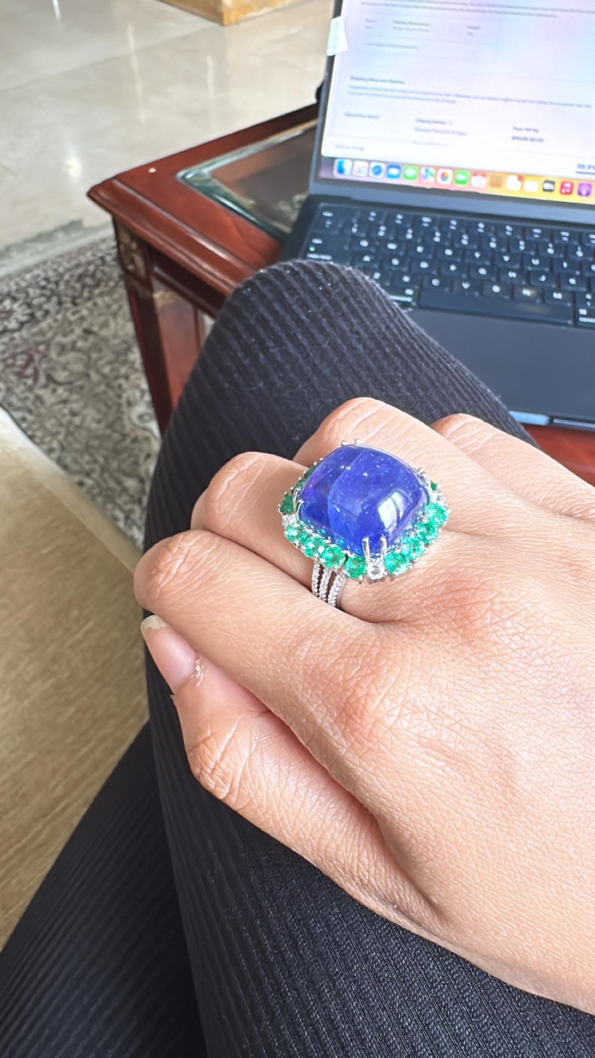 Anello da cocktail con smeraldo e diamante, in oro 18 carati, Tanzanite cabochon da 32,53 carati In condizioni Nuovo in vendita a Hong Kong, HK
