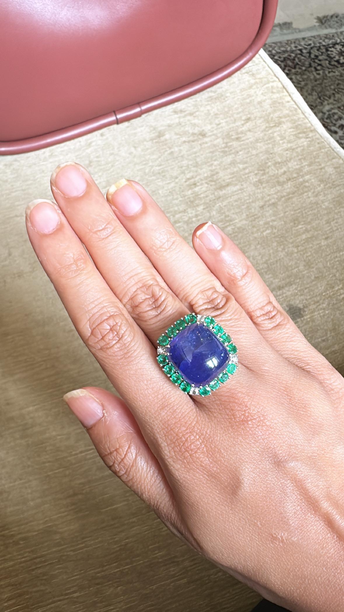 da uomo o donna Anello da cocktail con smeraldo e diamante, in oro 18 carati, Tanzanite cabochon da 32,53 carati in vendita