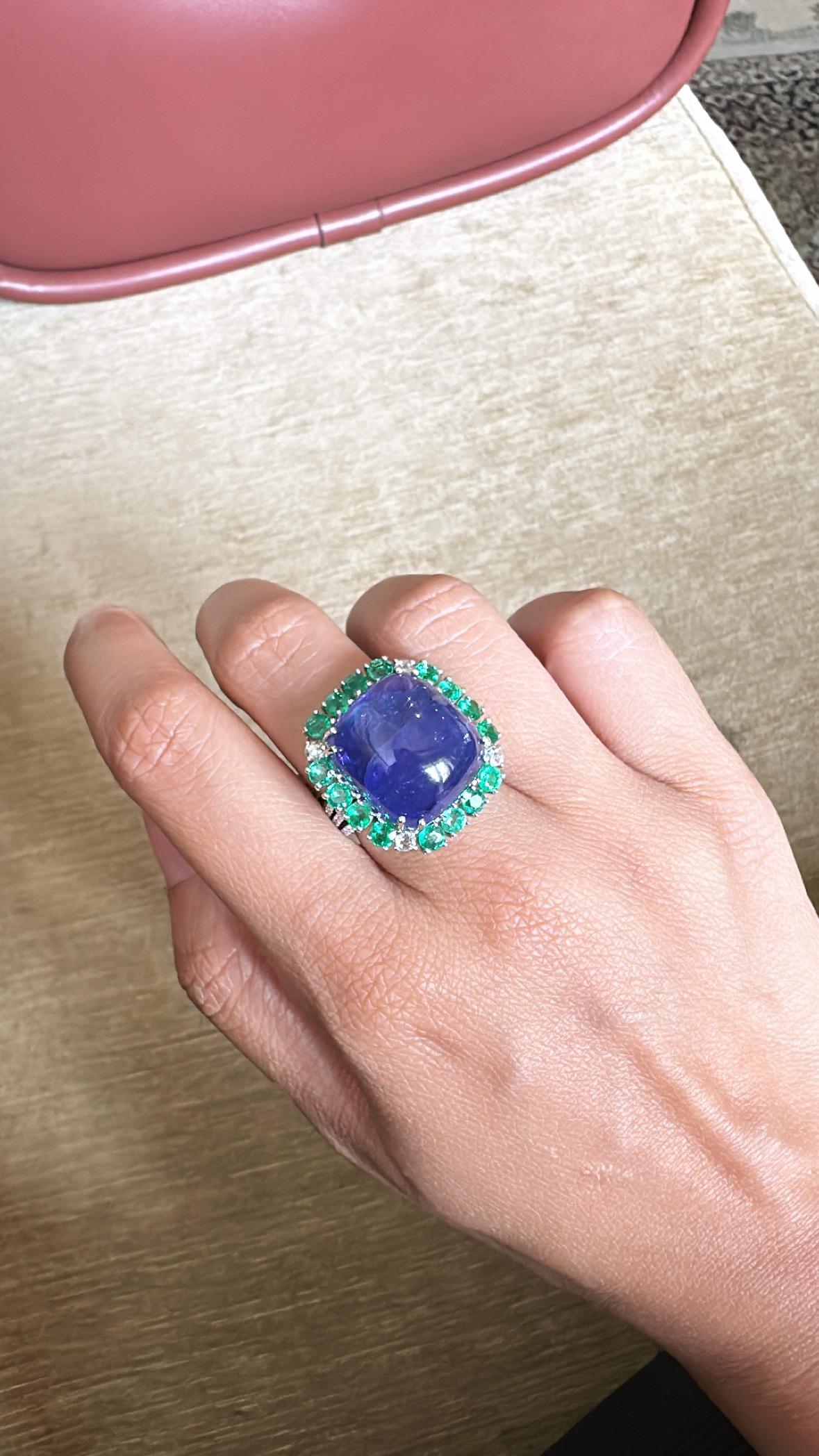 Anello da cocktail con smeraldo e diamante, in oro 18 carati, Tanzanite cabochon da 32,53 carati in vendita 1