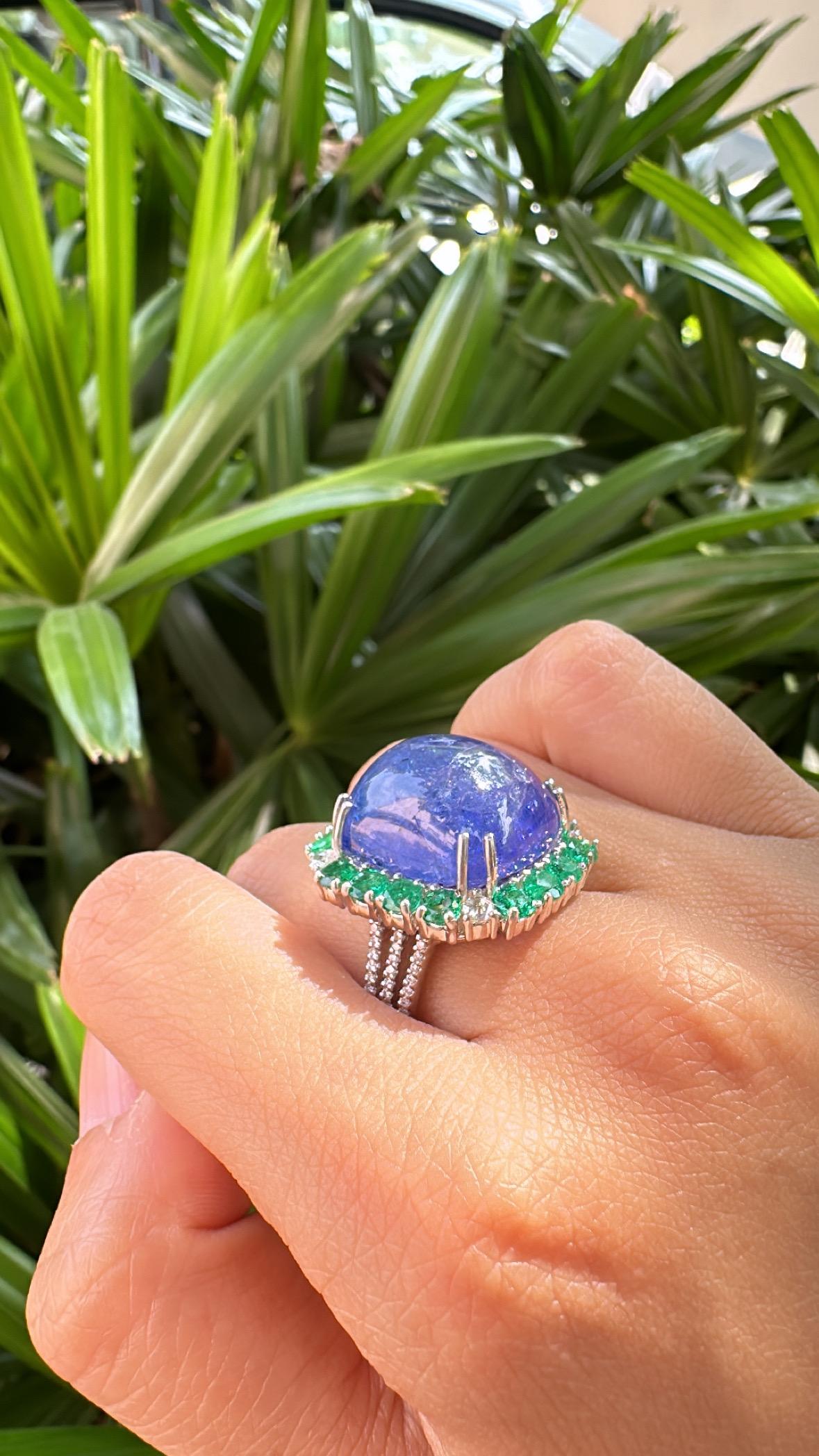 Anello da cocktail con smeraldo e diamante, in oro 18 carati, Tanzanite cabochon da 32,53 carati in vendita 2