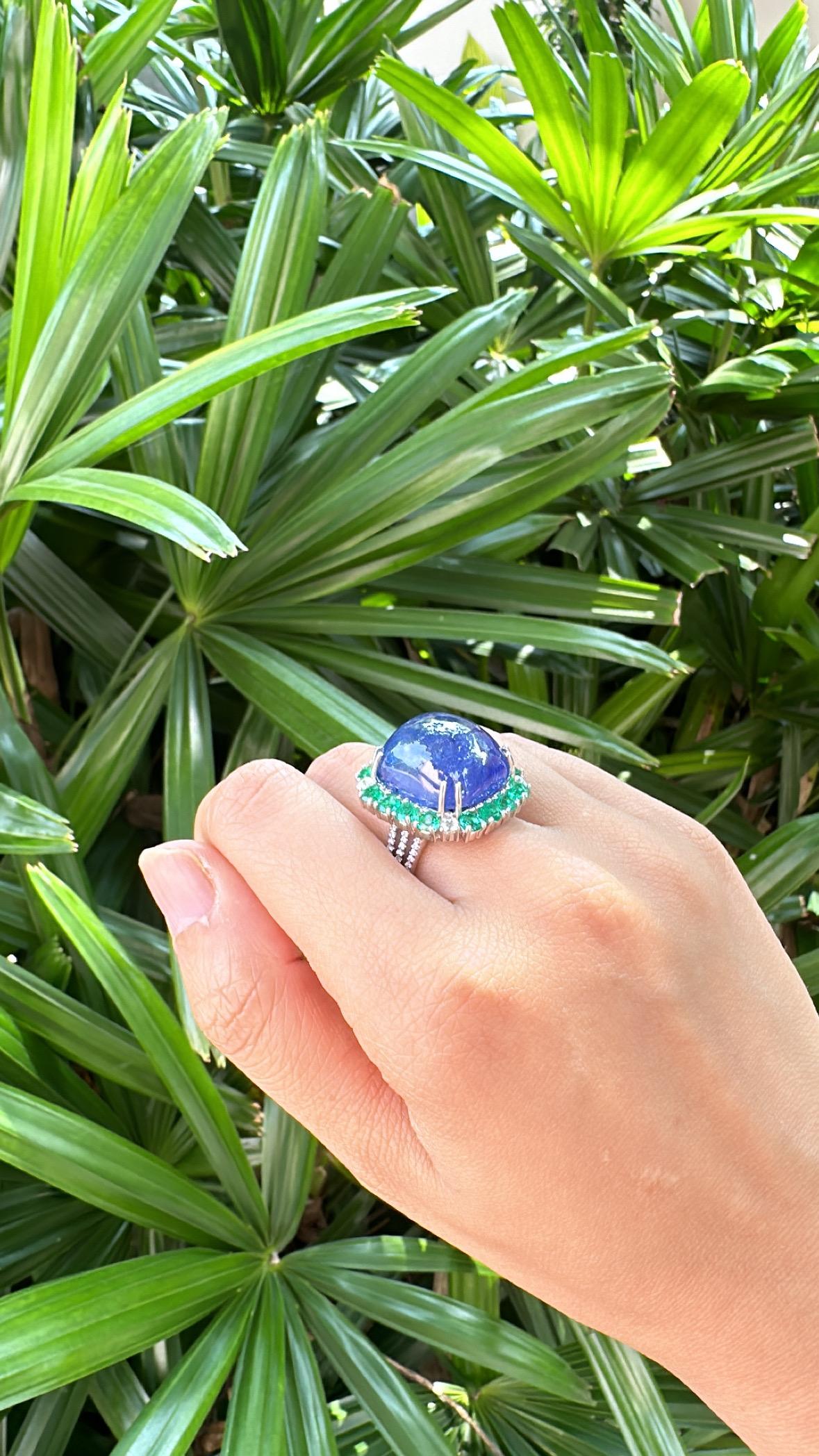 Anello da cocktail con smeraldo e diamante, in oro 18 carati, Tanzanite cabochon da 32,53 carati in vendita 3
