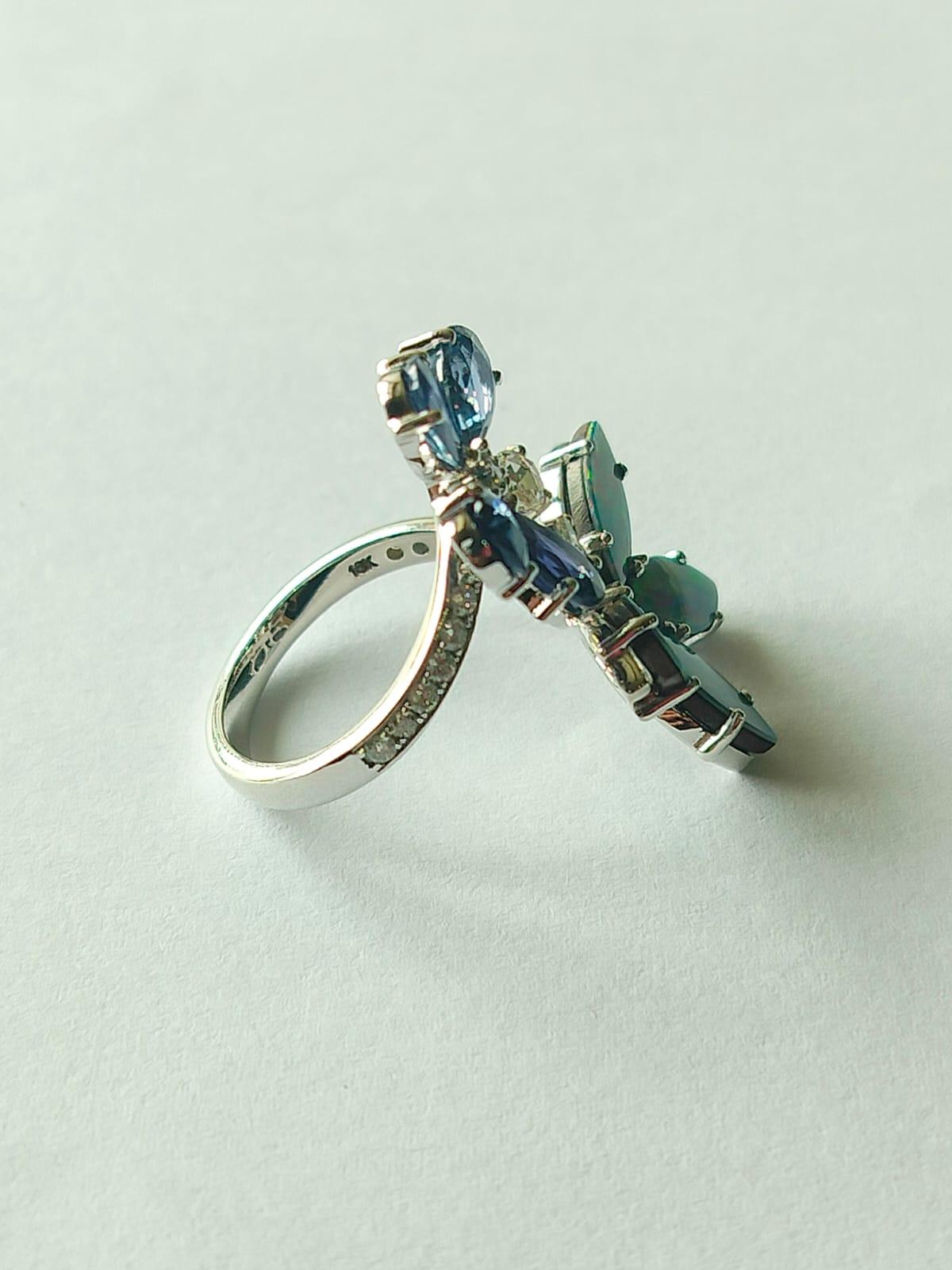 Set in 18K Gold, 3.31 carats Blue Sapphire, Doublet Opal & Diamond Cocktail Ring In New Condition For Sale In Hong Kong, HK