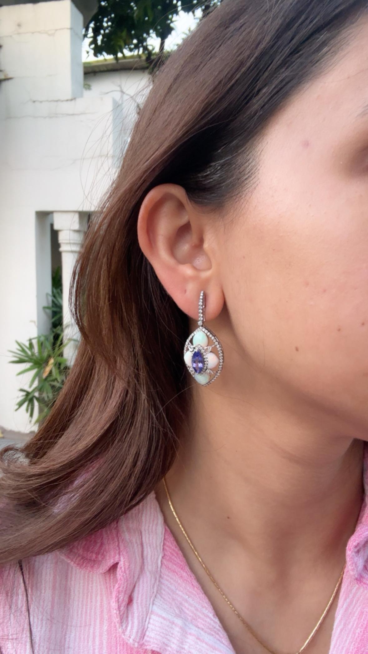 Orecchini pendenti in oro 18 carati, tanzanite da 3,35 carati, opale etiope e diamanti in vendita 4