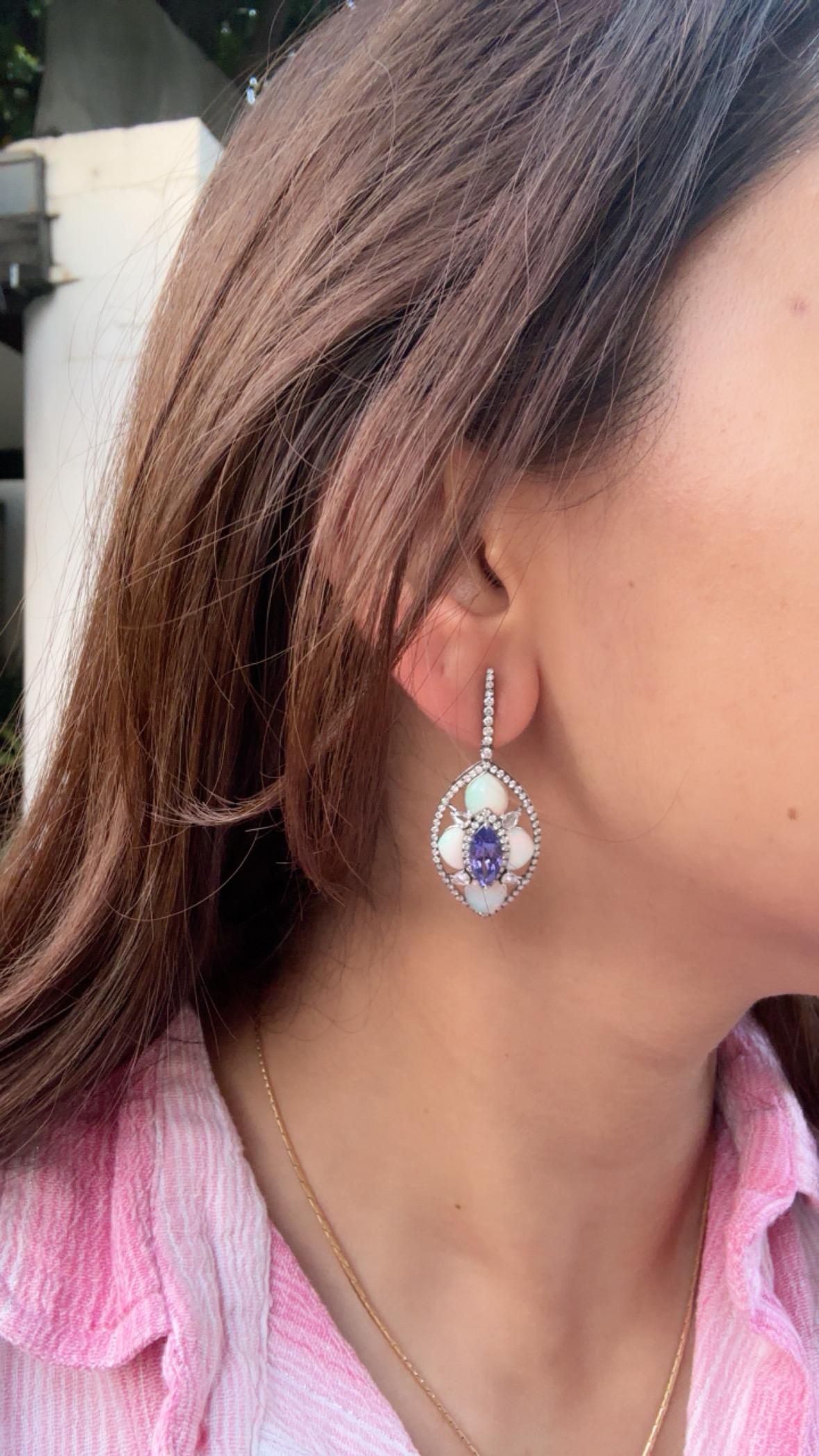Orecchini pendenti in oro 18 carati, tanzanite da 3,35 carati, opale etiope e diamanti in vendita 5
