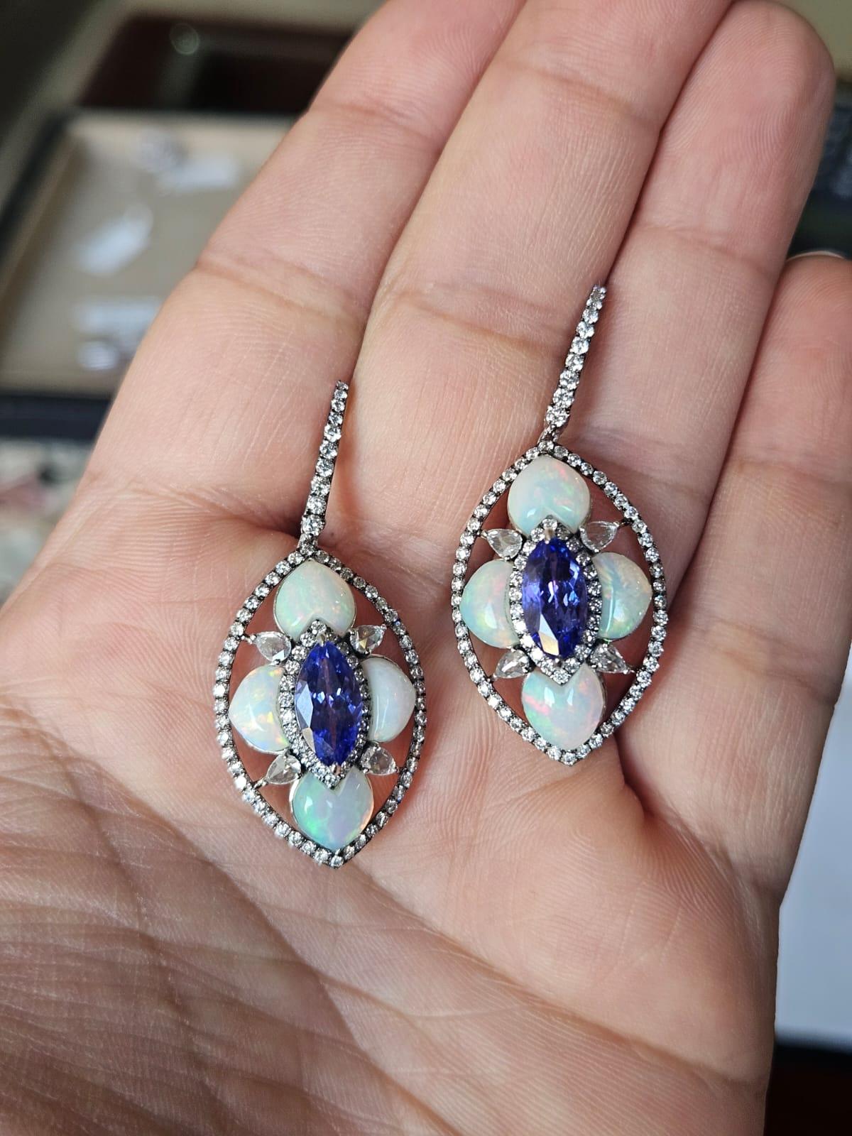 Moderno Orecchini pendenti in oro 18 carati, tanzanite da 3,35 carati, opale etiope e diamanti in vendita