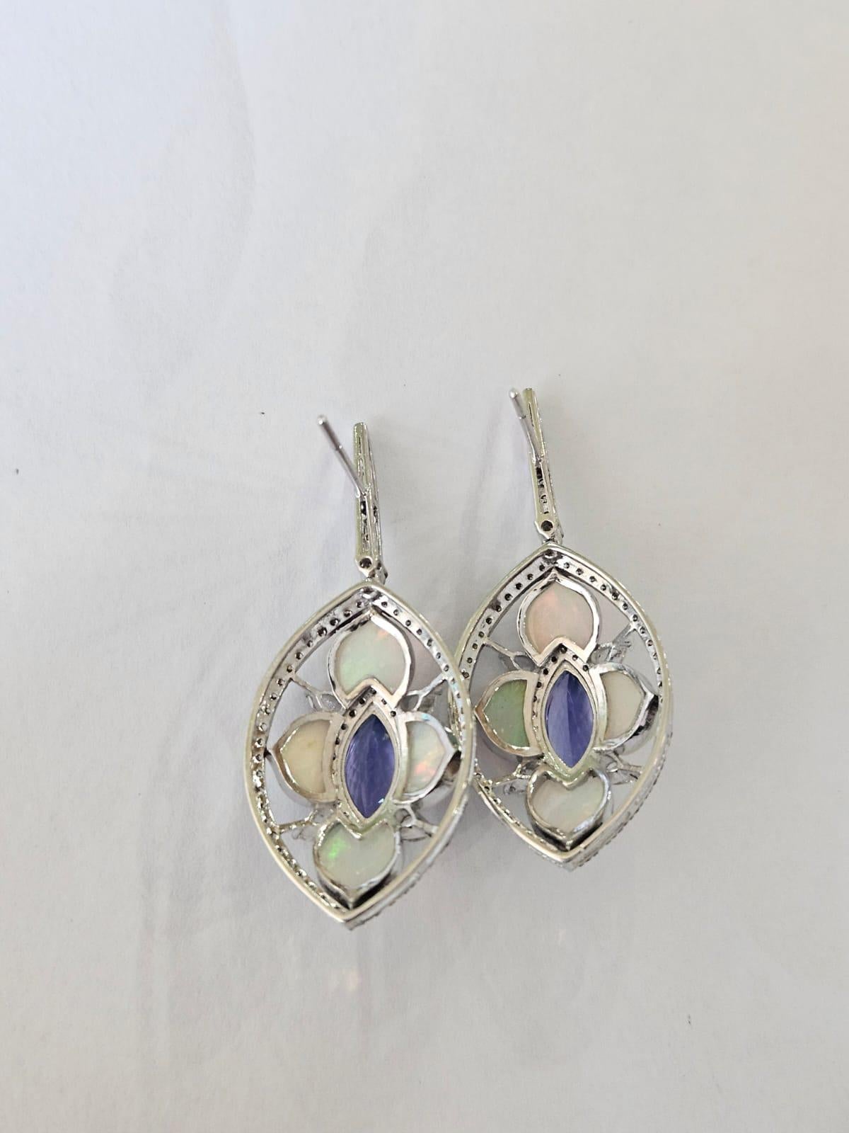 Taglio marquise Orecchini pendenti in oro 18 carati, tanzanite da 3,35 carati, opale etiope e diamanti in vendita