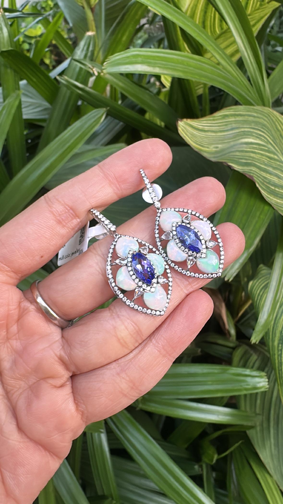 da uomo o donna Orecchini pendenti in oro 18 carati, tanzanite da 3,35 carati, opale etiope e diamanti in vendita