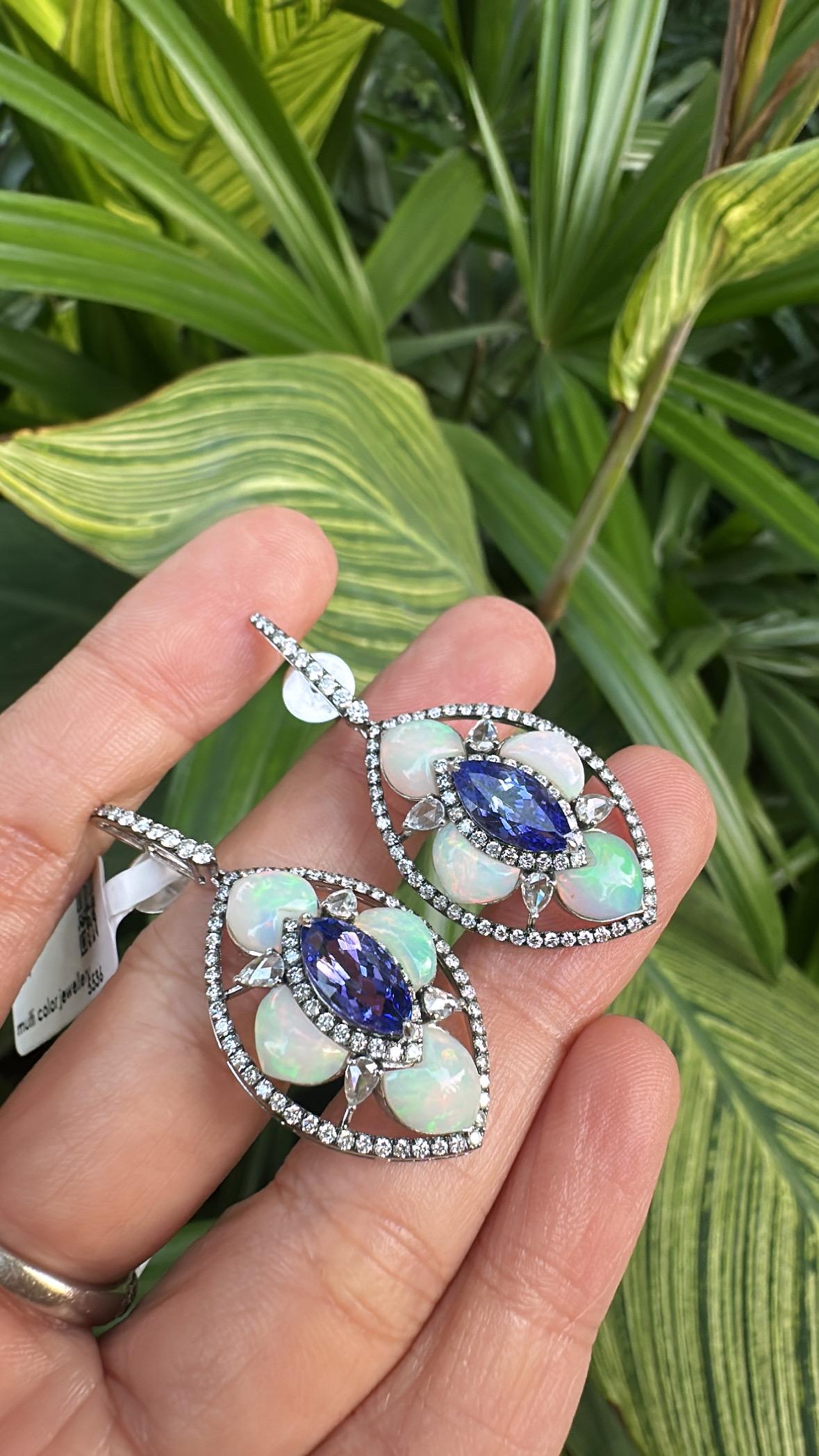 Orecchini pendenti in oro 18 carati, tanzanite da 3,35 carati, opale etiope e diamanti in vendita 1