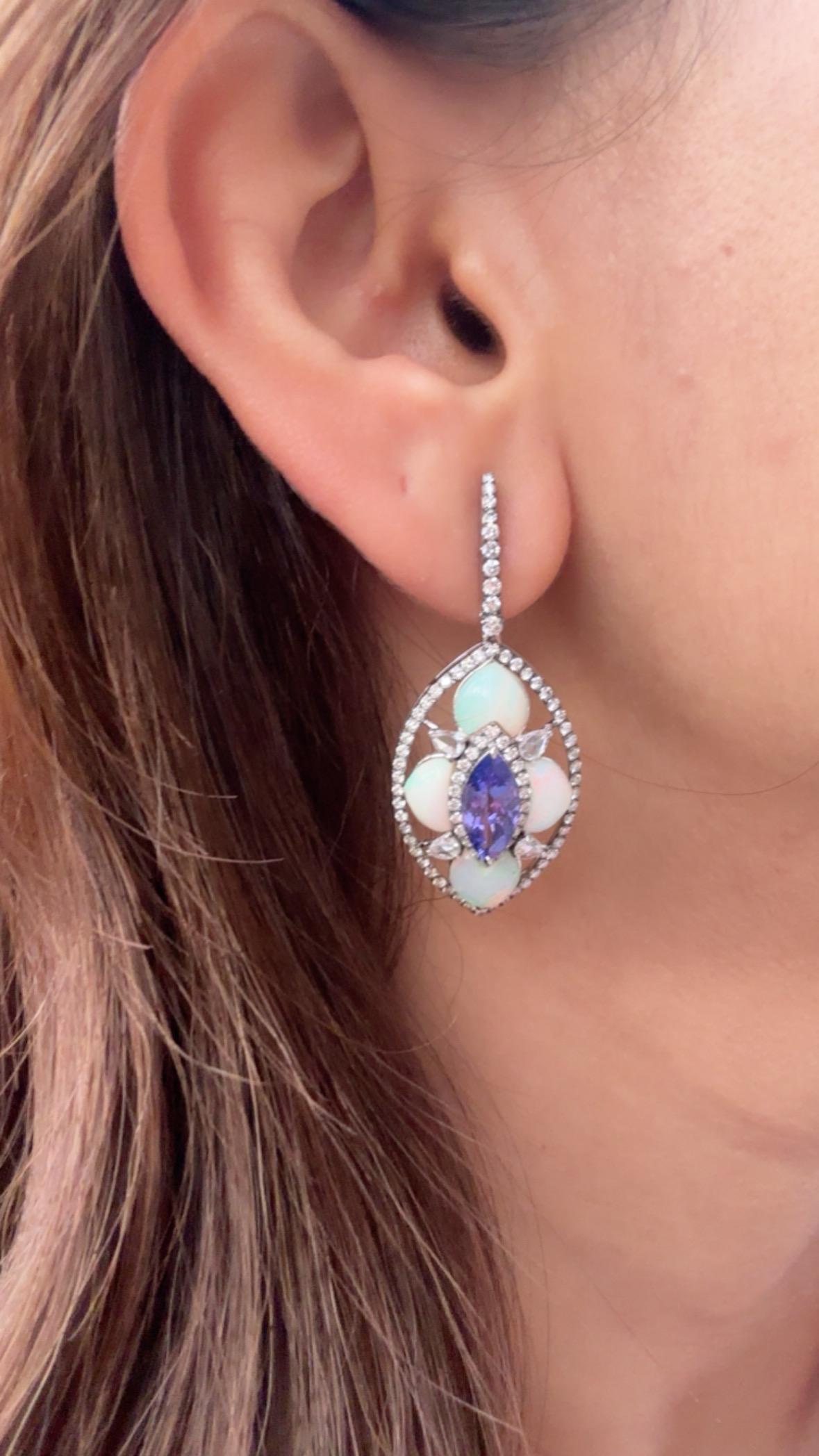 Orecchini pendenti in oro 18 carati, tanzanite da 3,35 carati, opale etiope e diamanti in vendita 2