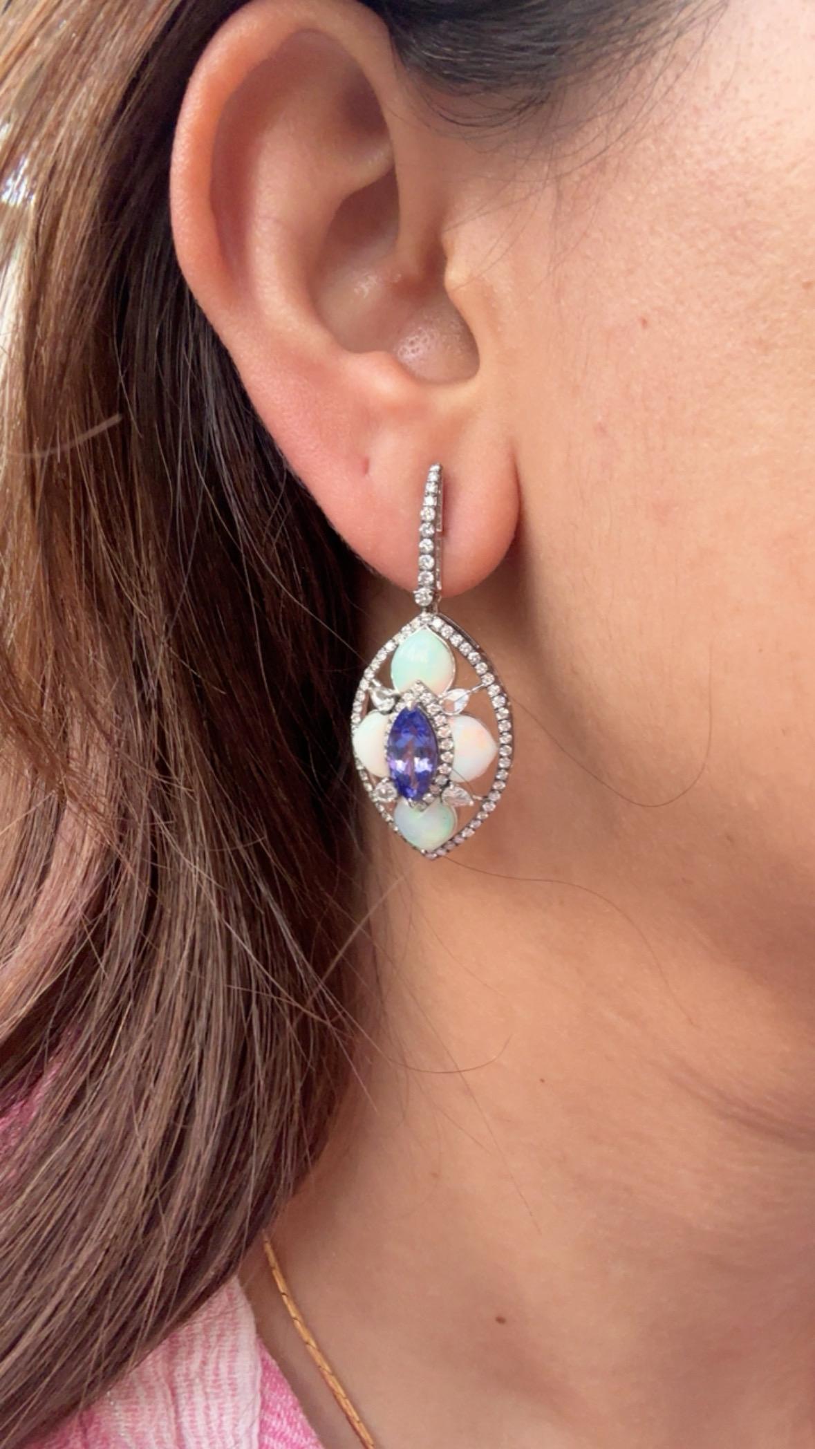 Orecchini pendenti in oro 18 carati, tanzanite da 3,35 carati, opale etiope e diamanti in vendita 3