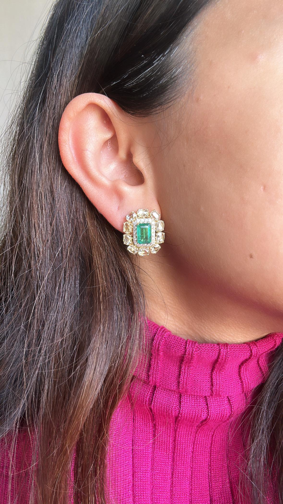 Set in 18K Gold, 3.41 carats, Zambian Emerald & Yellow Diamonds stud Earrings In New Condition In Hong Kong, HK