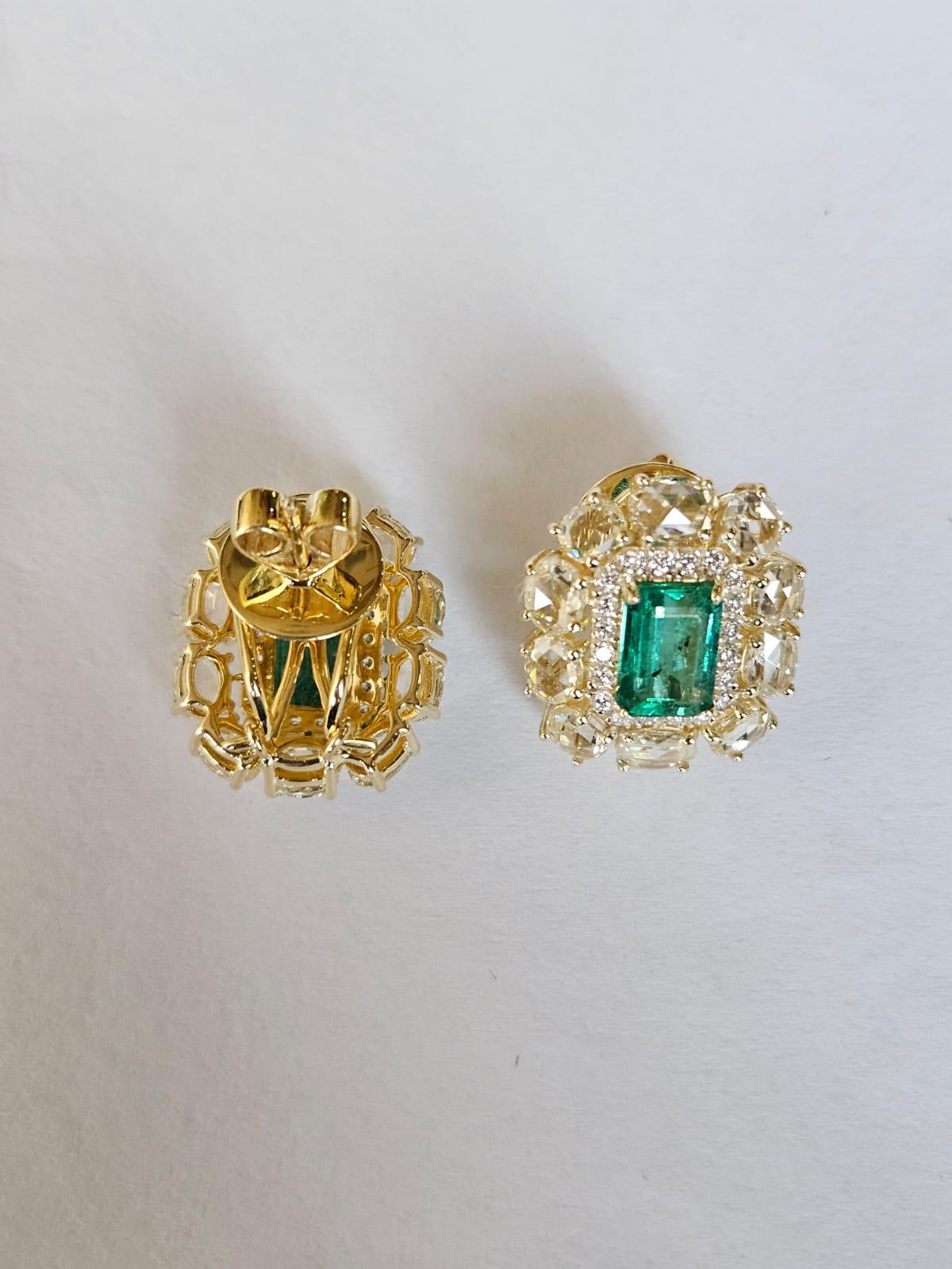 Women's or Men's Set in 18K Gold, 3.41 carats, Zambian Emerald & Yellow Diamonds stud Earrings