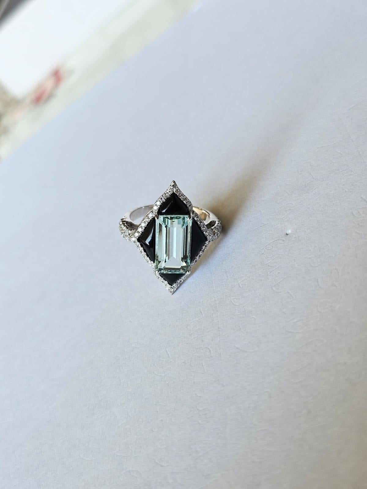 Set in 18K Gold, 3.45 carats Aquamarine, Black Onyx & Diamonds Engagement Ring In New Condition For Sale In Hong Kong, HK