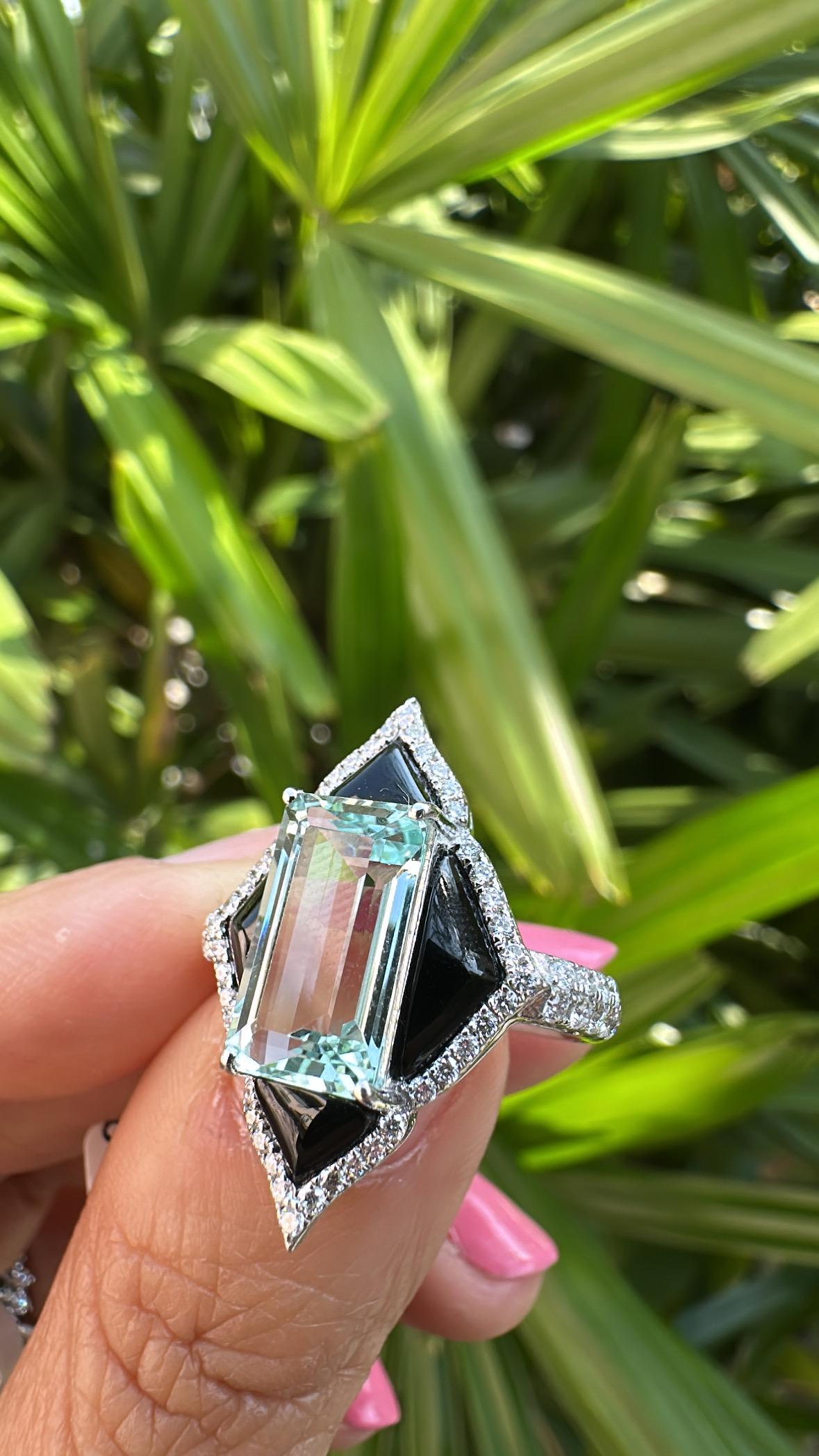 Women's or Men's Set in 18K Gold, 3.45 carats Aquamarine, Black Onyx & Diamonds Engagement Ring For Sale