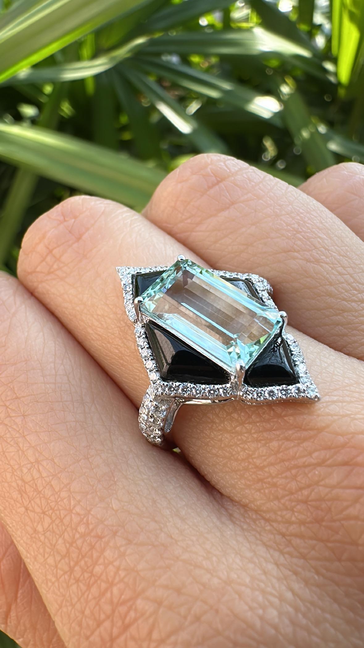 Set in 18K Gold, 3.45 carats Aquamarine, Black Onyx & Diamonds Engagement Ring For Sale 1