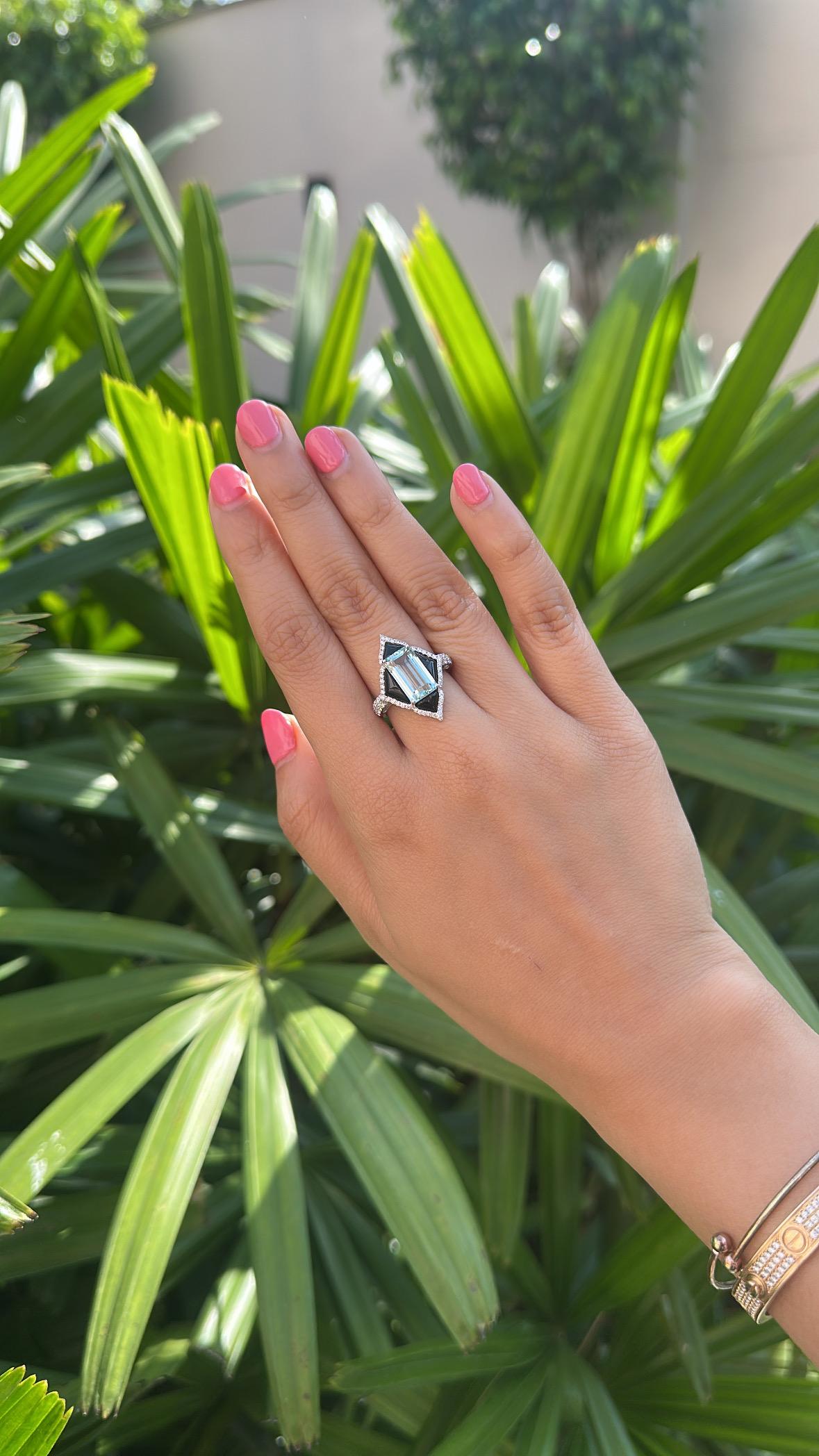 Set in 18K Gold, 3.45 carats Aquamarine, Black Onyx & Diamonds Engagement Ring For Sale 2