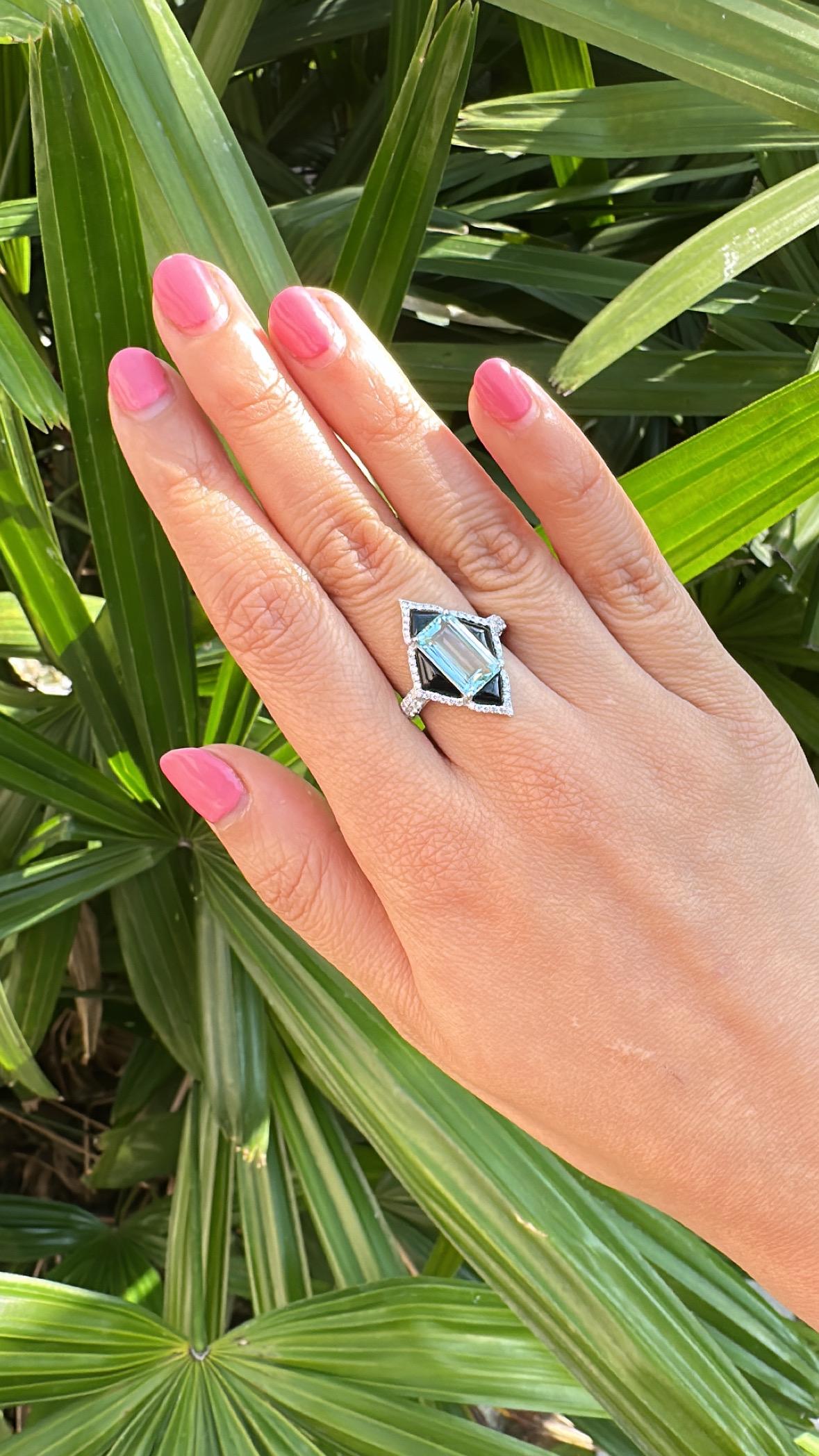 Set in 18K Gold, 3.45 carats Aquamarine, Black Onyx & Diamonds Engagement Ring For Sale 3