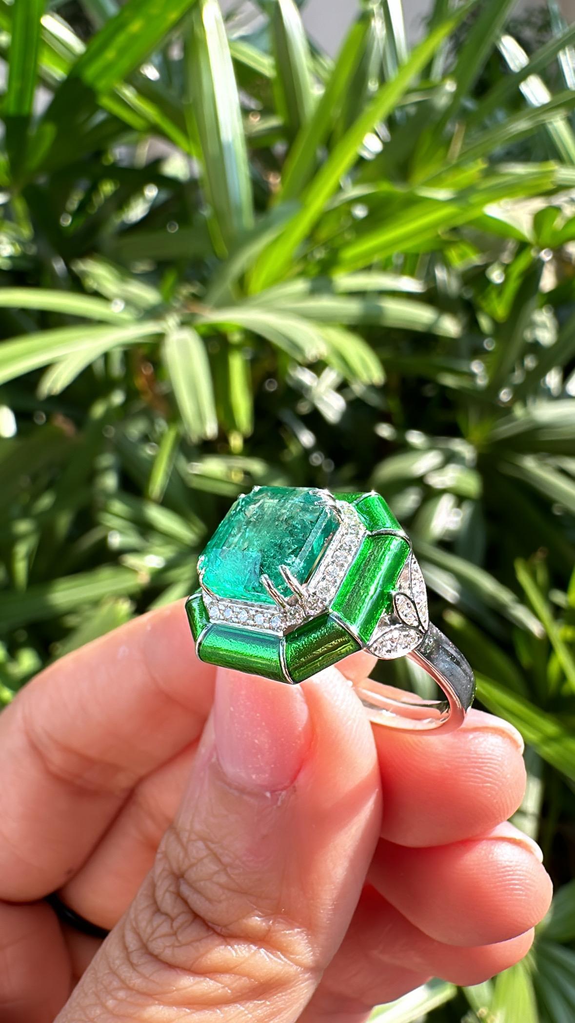 Set in 18K Gold, 3.47 carats Emerald, Green Enamel & Diamonds Engagement Ring For Sale 4