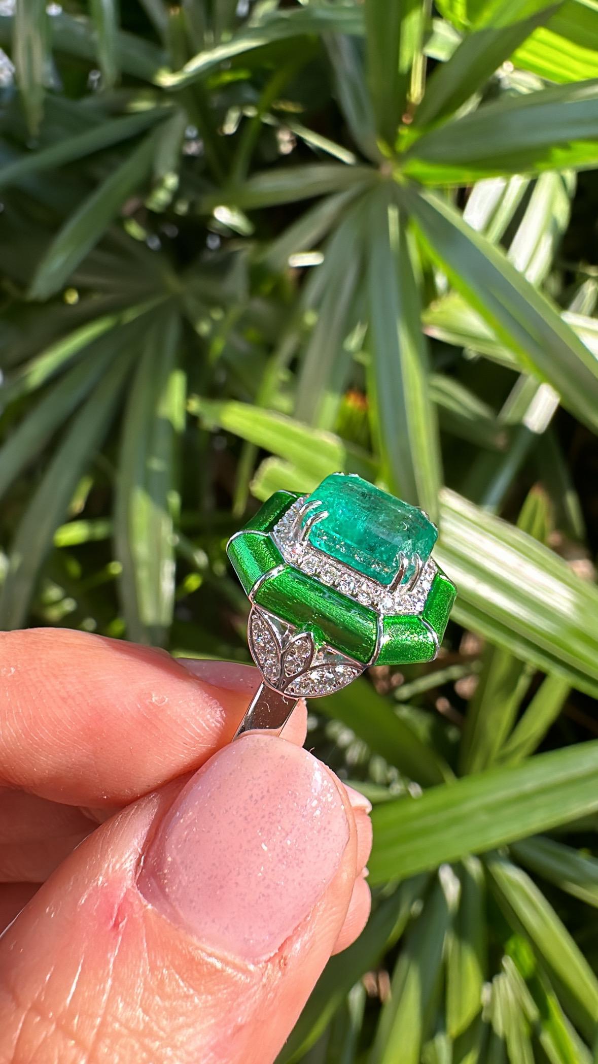 Set in 18K Gold, 3.47 carats Emerald, Green Enamel & Diamonds Engagement Ring For Sale 5