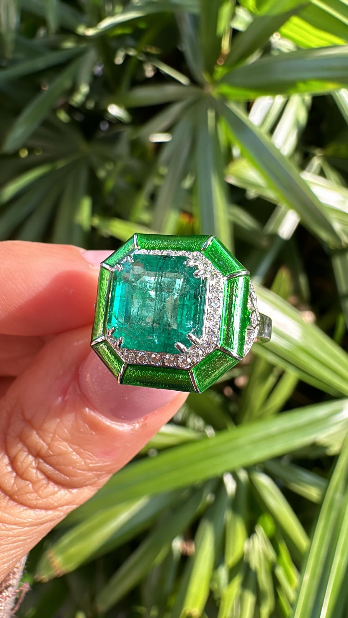 Set in 18K Gold, 3.47 carats Emerald, Green Enamel & Diamonds Engagement Ring For Sale 6