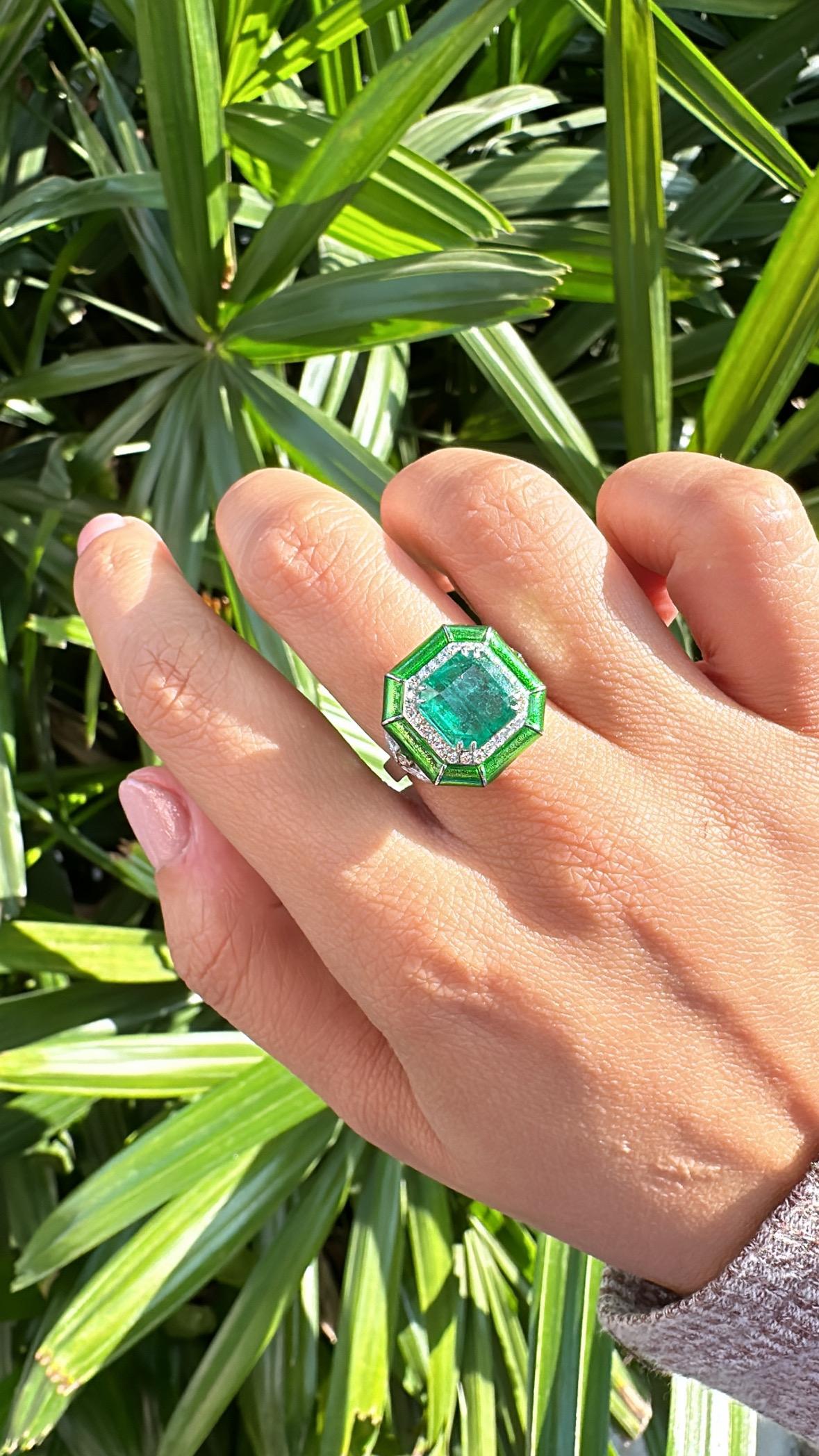 Set in 18K Gold, 3.47 carats Emerald, Green Enamel & Diamonds Engagement Ring For Sale 7