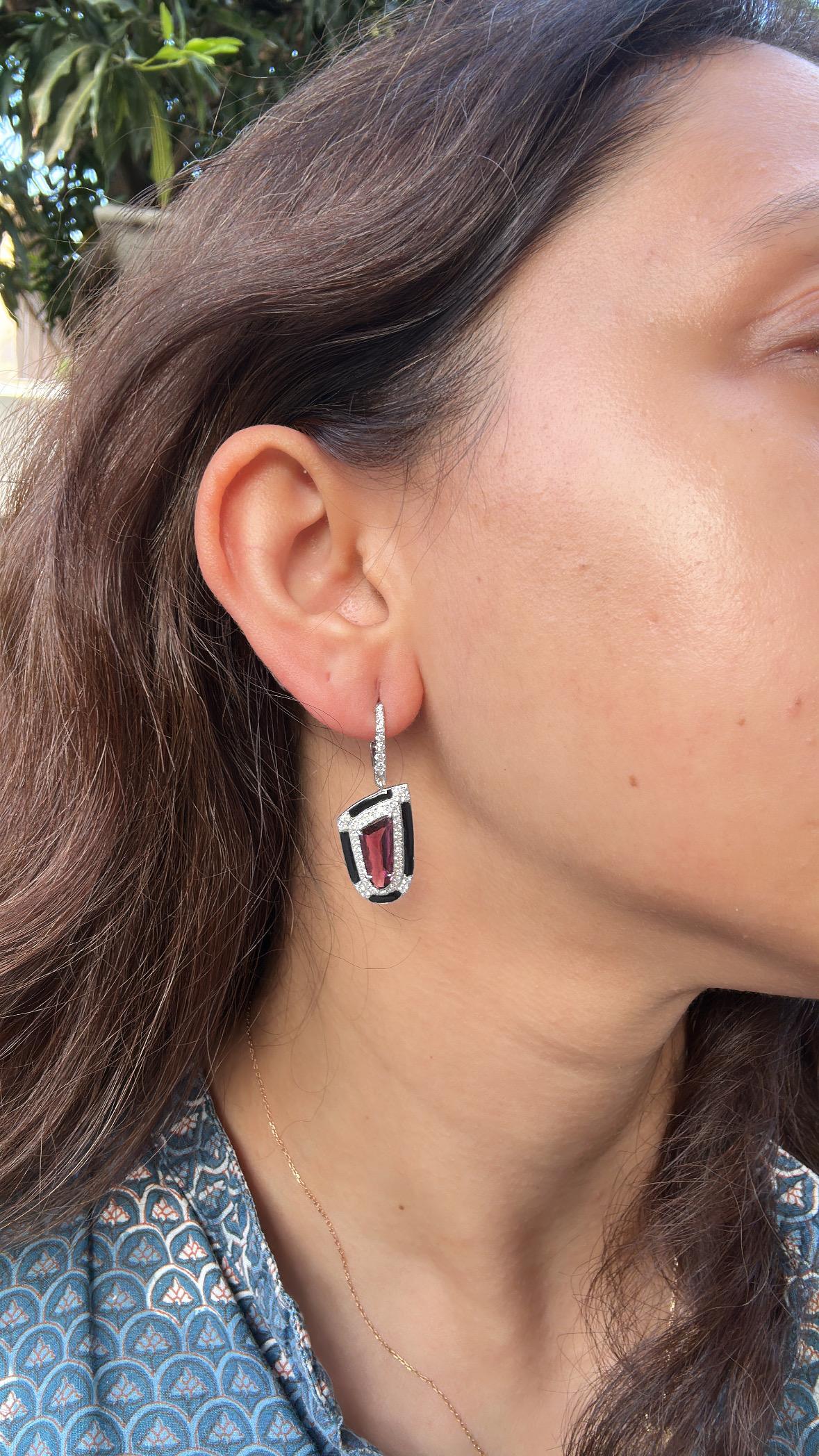 Pendientes colgantes de oro de 18 quilates, turmalina de 3,48 quilates, esmalte negro y diamantes en venta 4