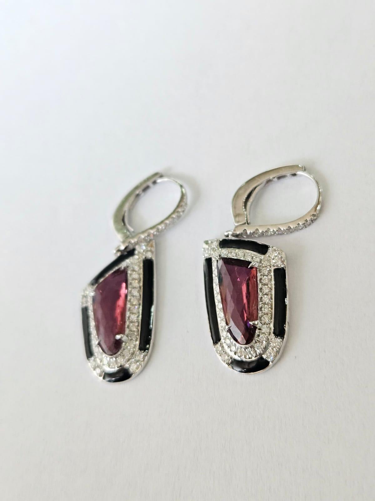Pendientes colgantes de oro de 18 quilates, turmalina de 3,48 quilates, esmalte negro y diamantes Corte redondo en venta