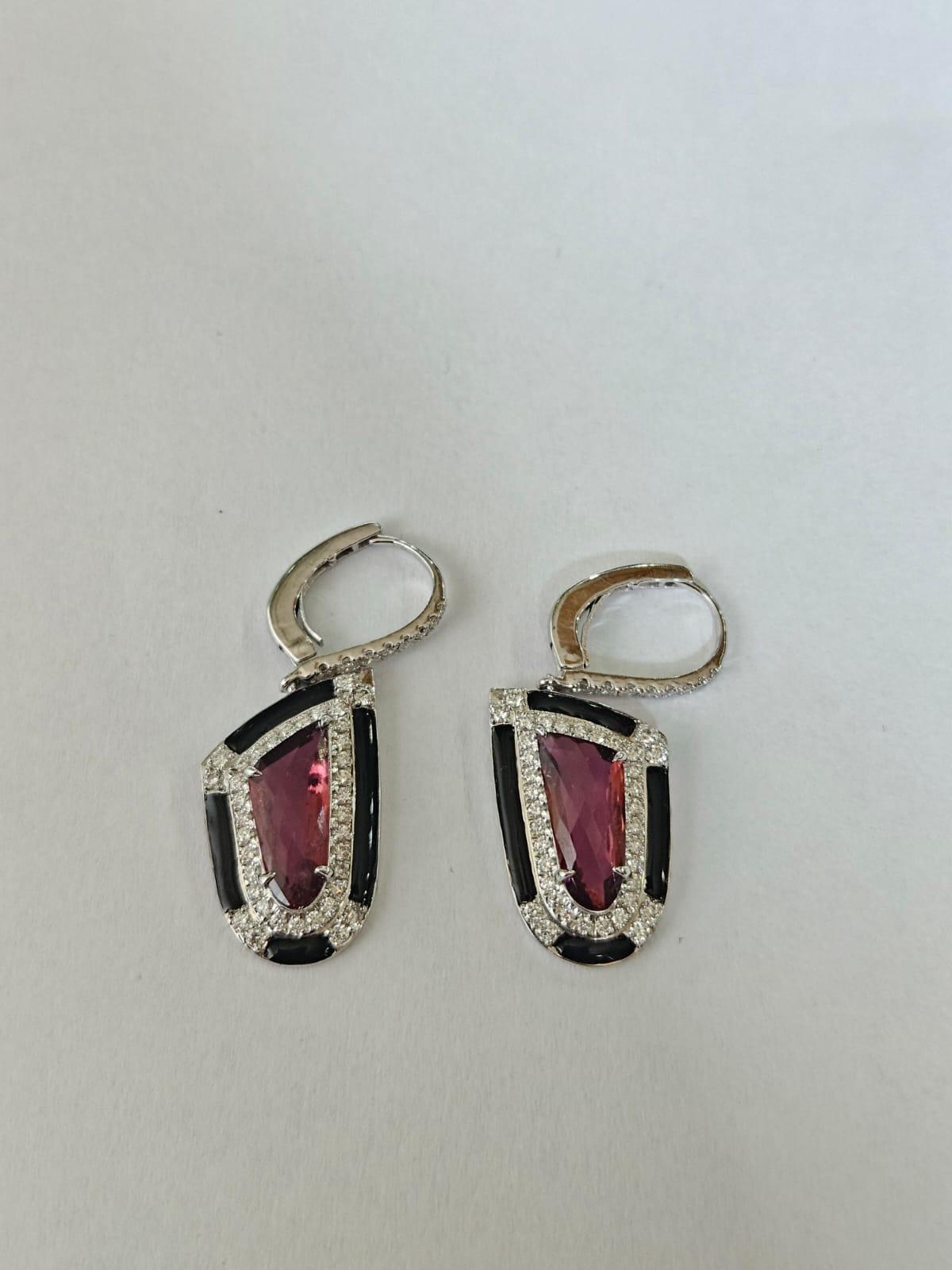 Pendientes colgantes de oro de 18 quilates, turmalina de 3,48 quilates, esmalte negro y diamantes en Nuevo estado para la venta en Hong Kong, HK
